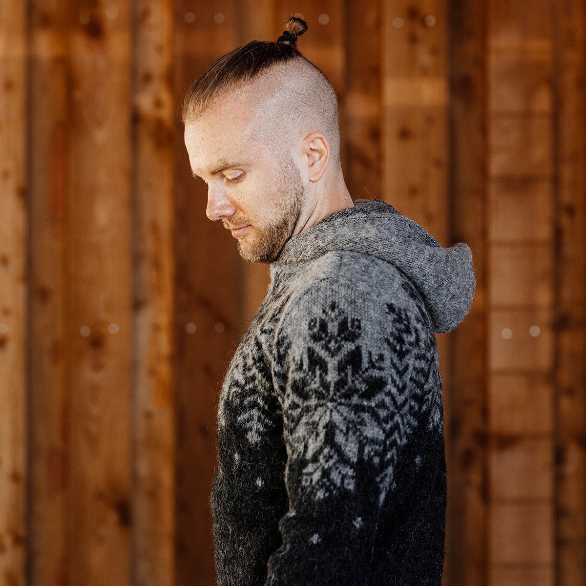 KIDKA Kapuzenstrickjacke - Wollstrickjacke für Damen / Herren - Farbe schwarz-grau - aus rauer isländischer Wolle