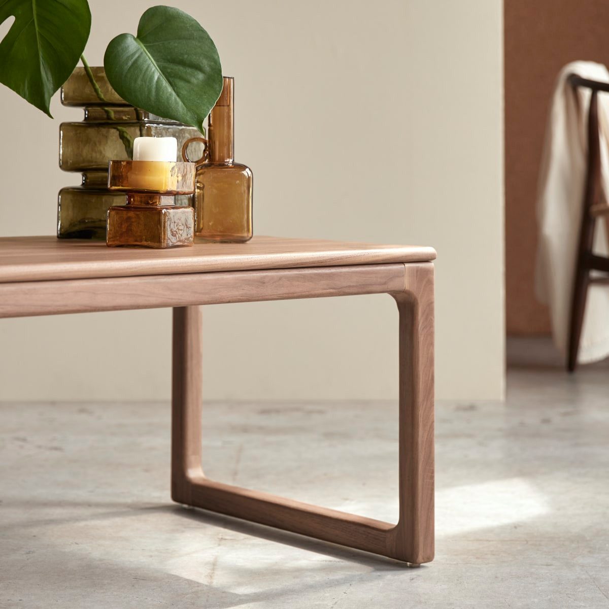 Tikamoon Couchtisch Couchtisch Arto aus massivem Nussbaumholz 100 x 56 cm