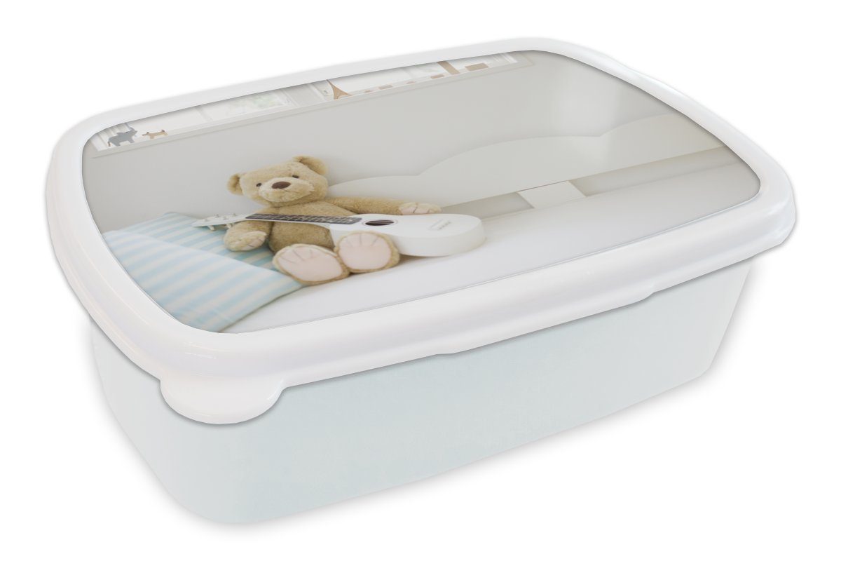 MuchoWow Lunchbox Ein Bär auf dem Bett im Kinderzimmer, Kunststoff, (2-tlg), Brotbox für Kinder und Erwachsene, Brotdose, für Jungs und Mädchen weiß