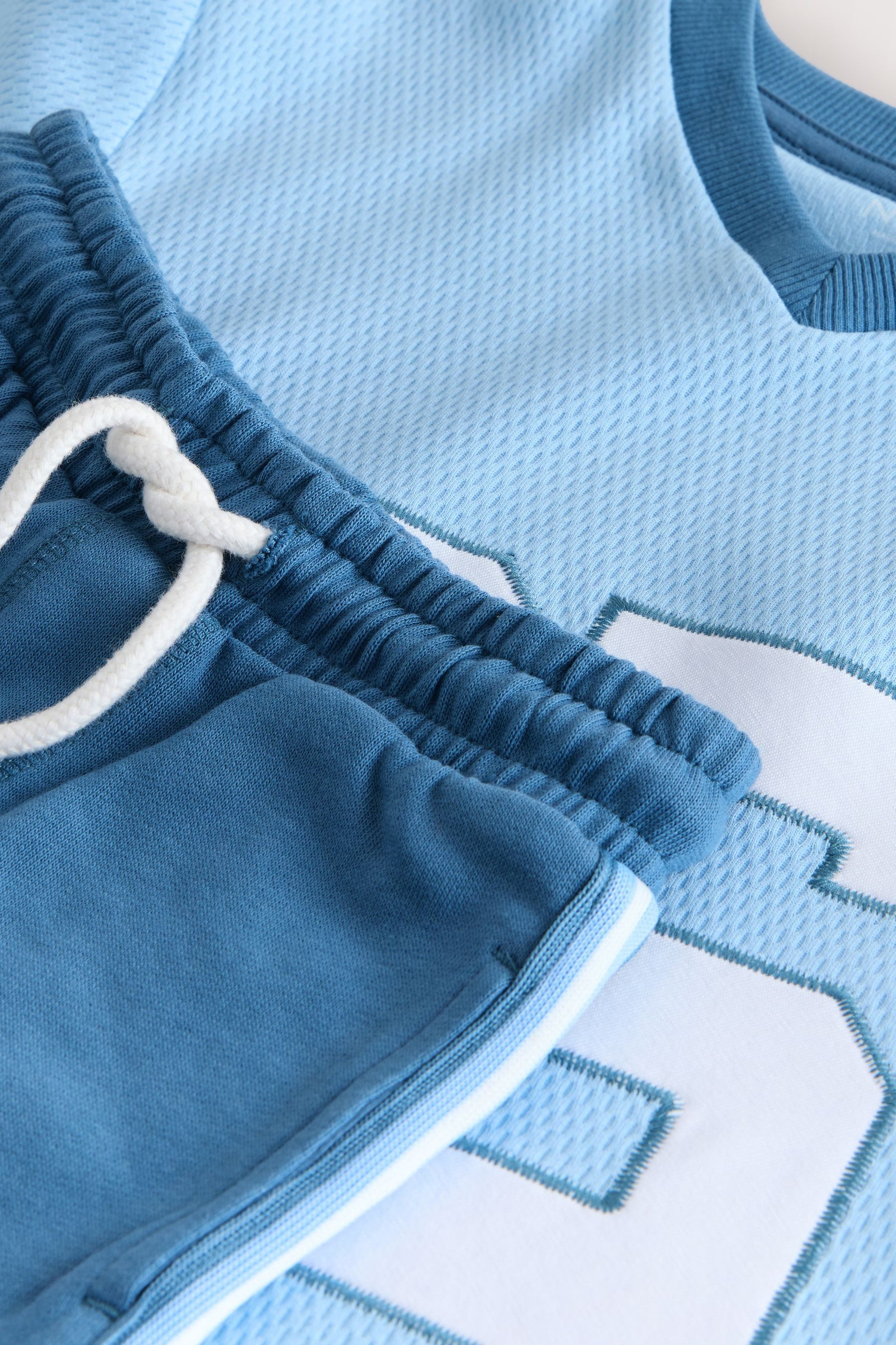 Next Shirt & Hose Varsity-Set mit Kurzarmtop und Shorts (2-tlg) – Bild 3 von 4