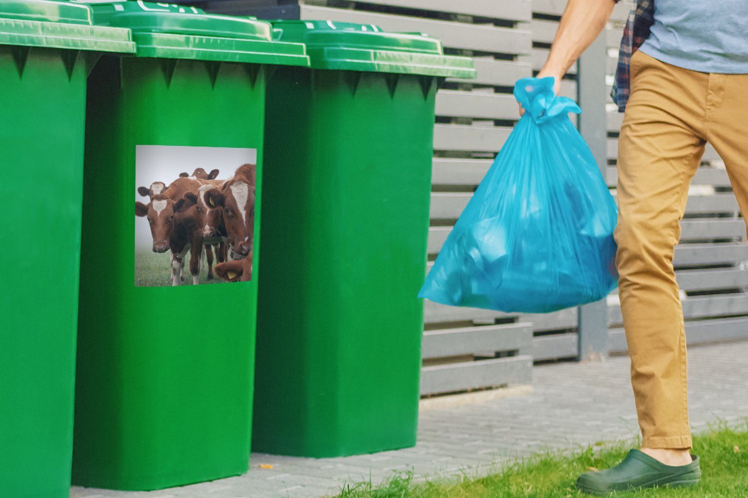 Abfalbehälter Mülleimer-aufkleber, Mülltonne, Braun - St), - Sticker, (1 Kühe MuchoWow Wandsticker Container, Nebel