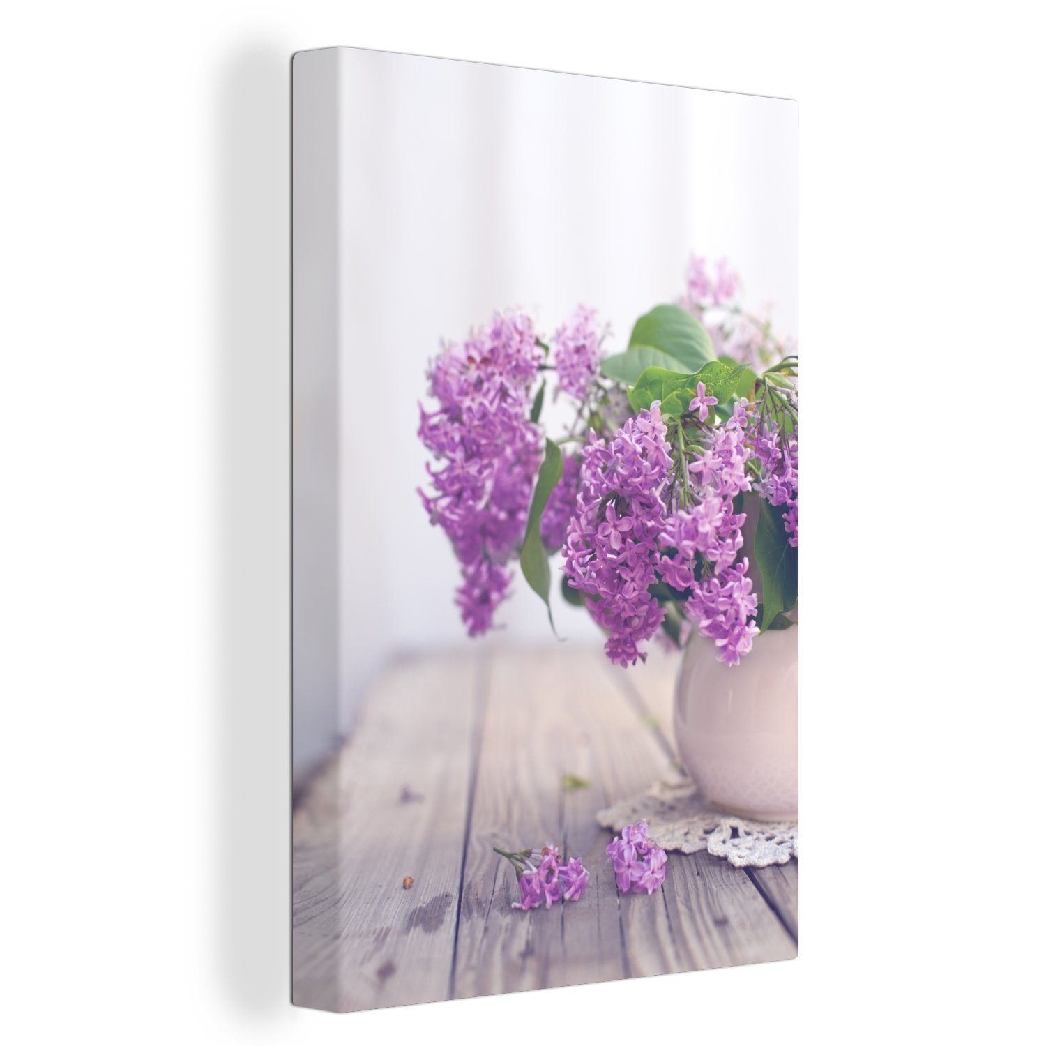 OneMillionCanvasses® Leinwandbild Vase mit einem lila Flieder auf dem Tisch, (1 St), Leinwandbild fertig bespannt inkl. Zackenaufhänger, Gemälde, 20x30 cm