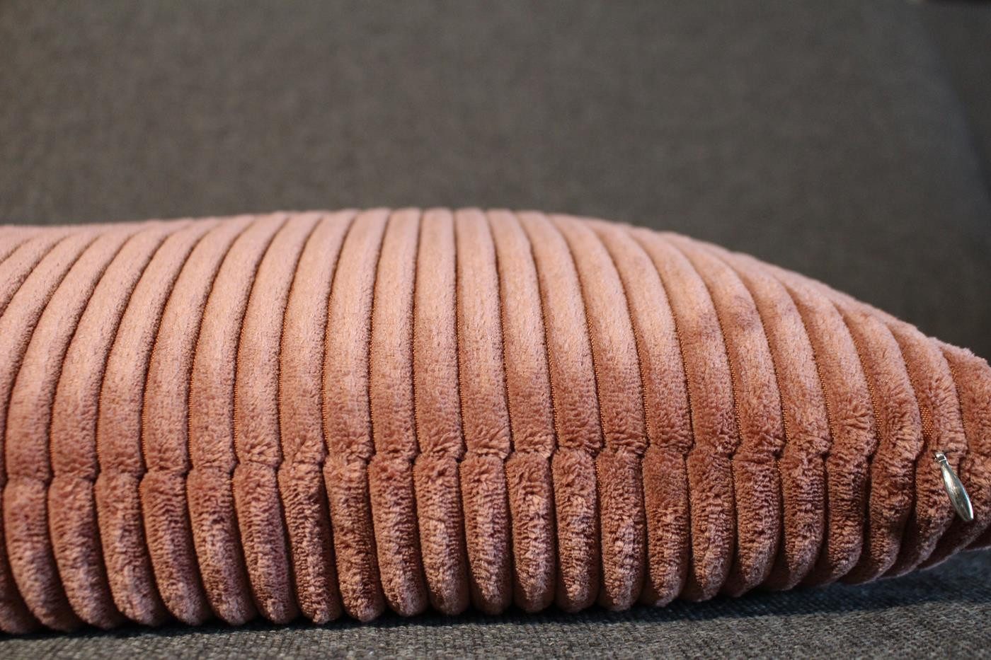 Magma Heimtex Kissenhülle Shara ca. 45 x 45 cm samtig weich kuschelig Cord Look, (1 Stück), Breiter Cord Look bei diesem Kissenbezug mit Reißverschluss