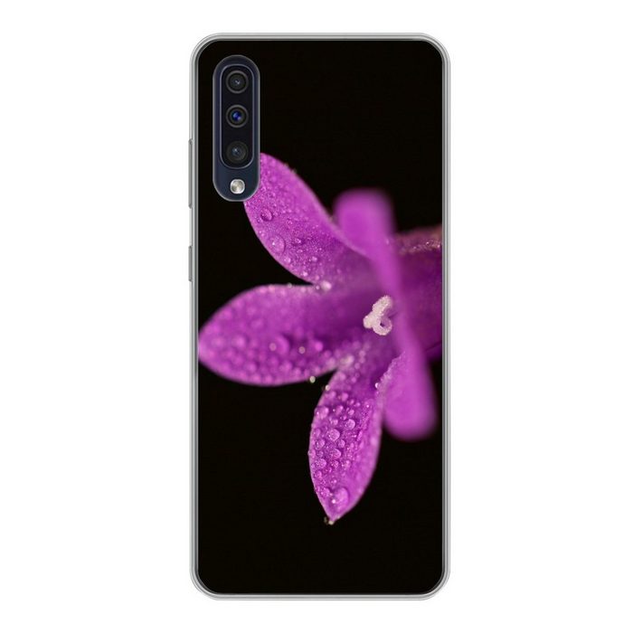 MuchoWow Handyhülle Eine Nahaufnahme einer lila Lilie auf schwarzem Hintergrund Handyhülle Samsung Galaxy A30s Smartphone-Bumper Print Handy