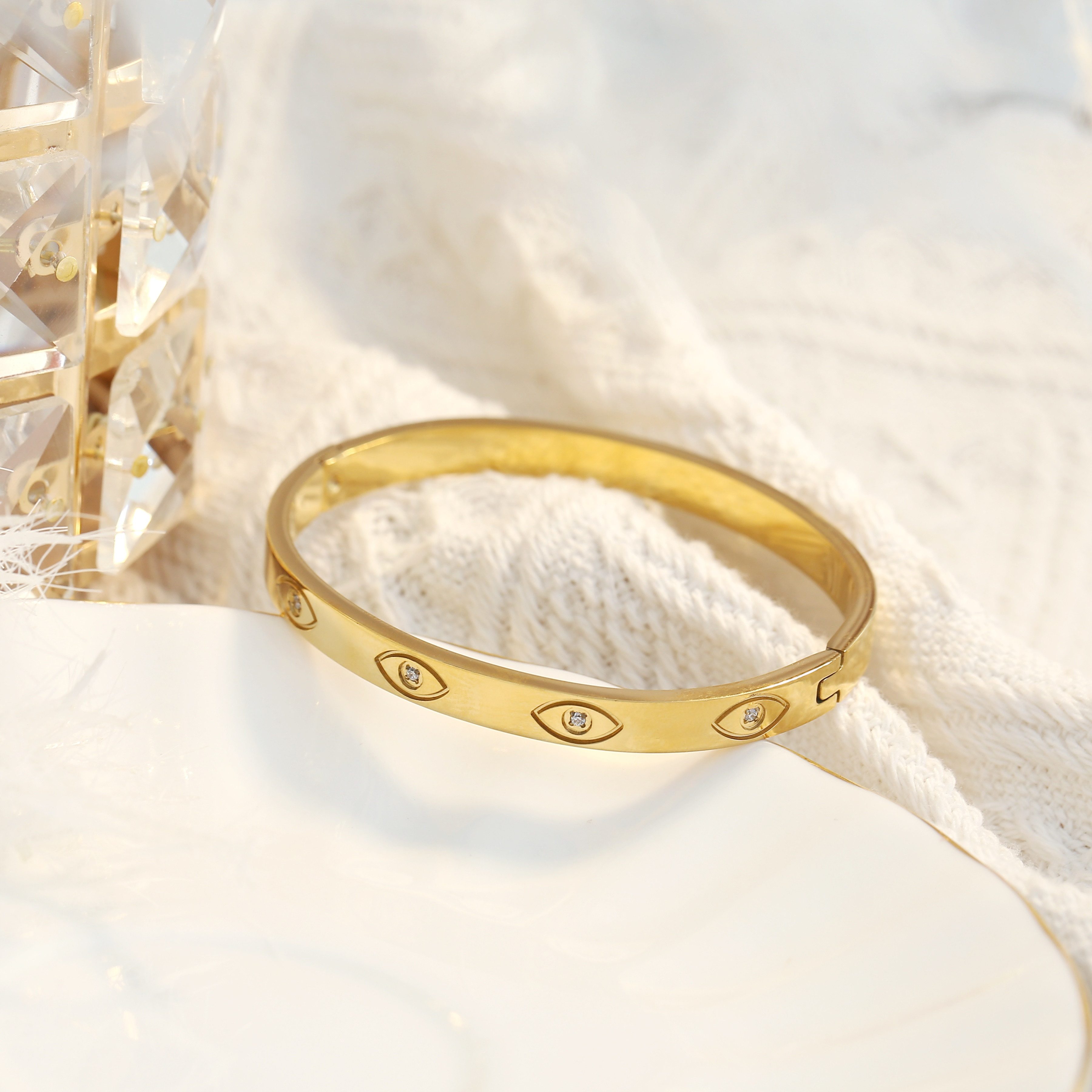 Made by Nami Armreif aus Gold mit Verzierungen aus Edelstahl Hypoallergen und Wasserfest