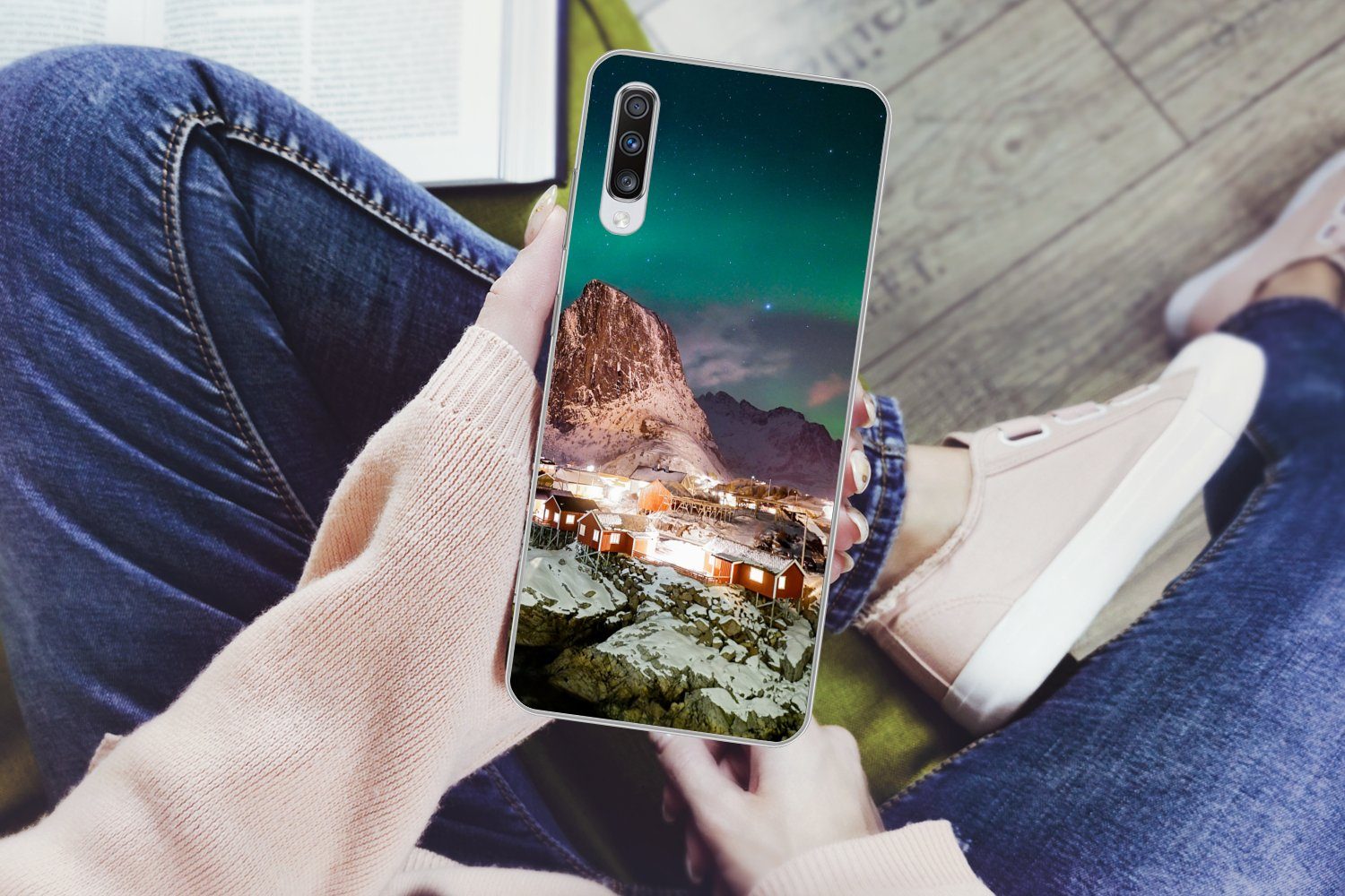 MuchoWow Handyhülle für Samsung Galaxy A70 Nordlichter - Berg - Haus - Insel, Phone Case, Silikon, Schutzhülle Dünn
