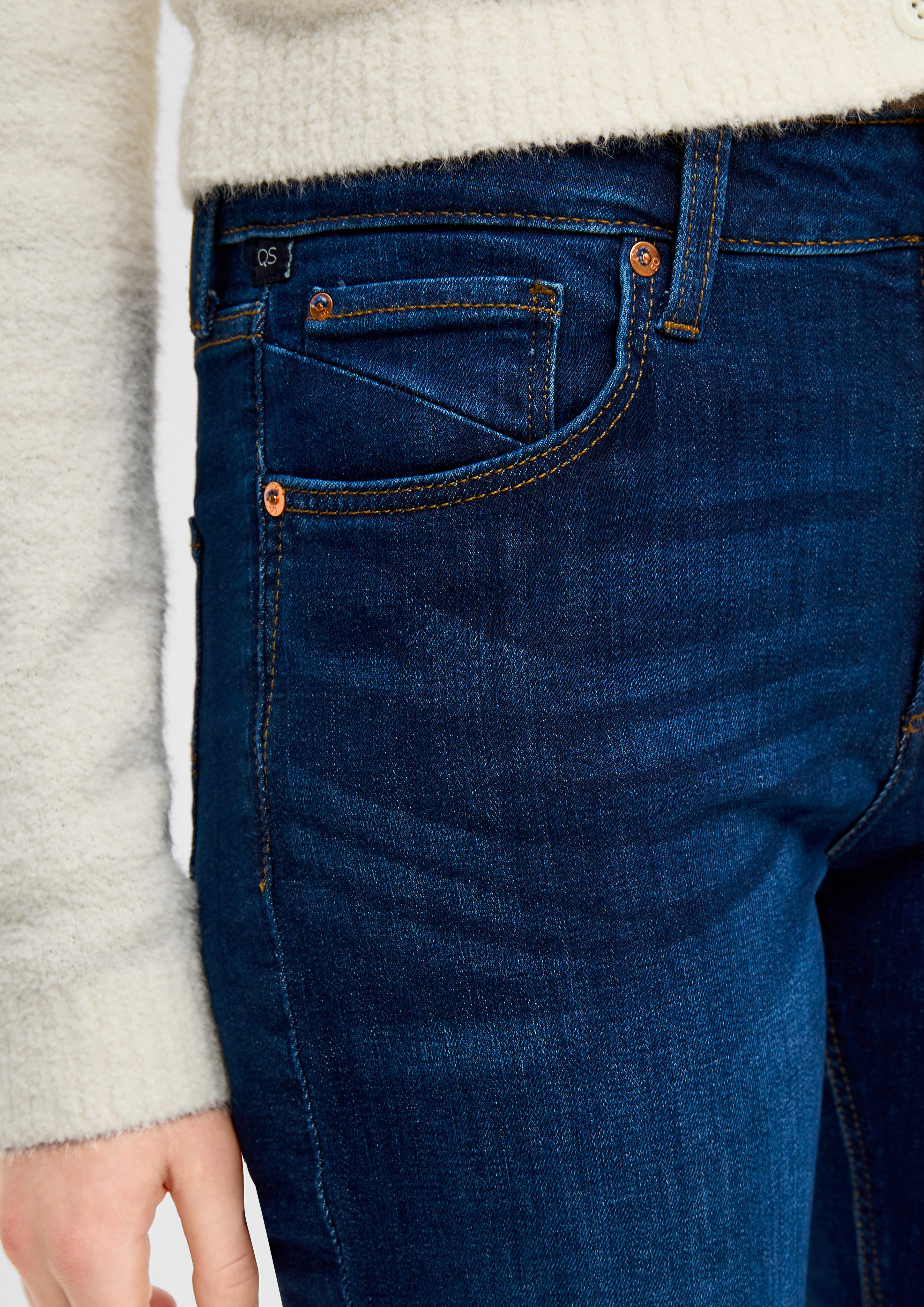 Jeans Kontrastnähte, QS Waschung, mit Destroyes, dunkelblau Leg Catie: Straight Stoffhose Label-Patch