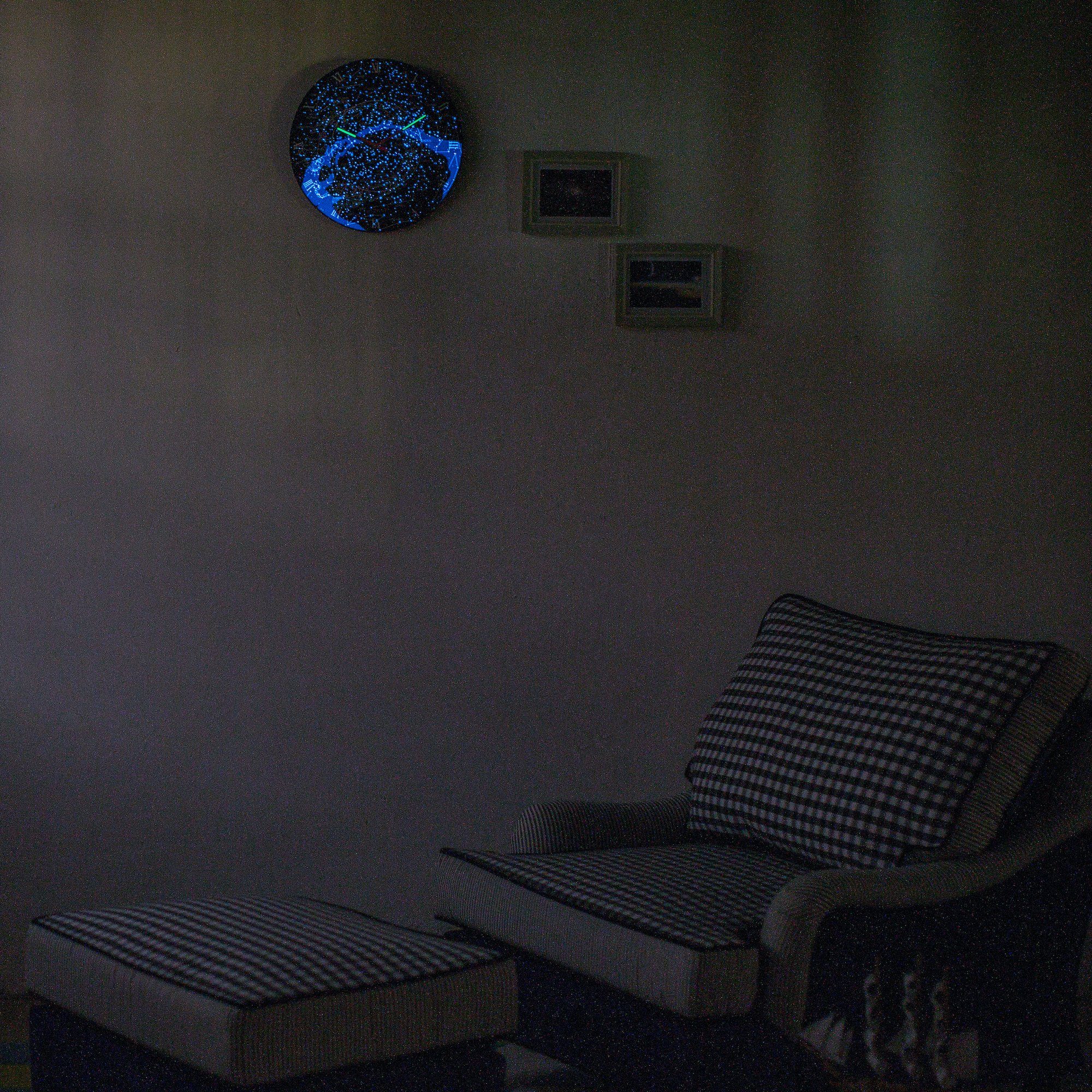 NEXTIME Wanduhr 3165 (Uhr leuchtet, wenn es dunkel wird)