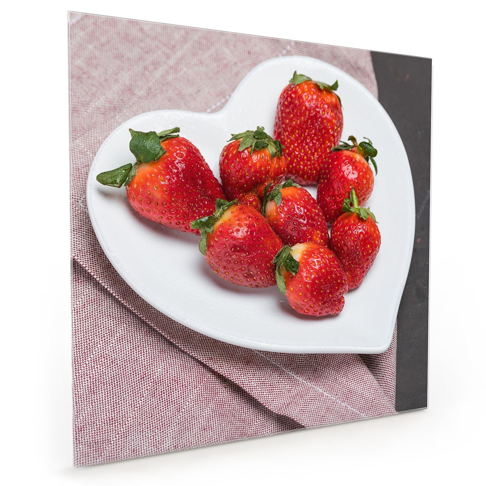 Primedeco Küchenrückwand Küchenrückwand Spritzschutz Glas mit Motiv Herzteller mit Erdbeeren