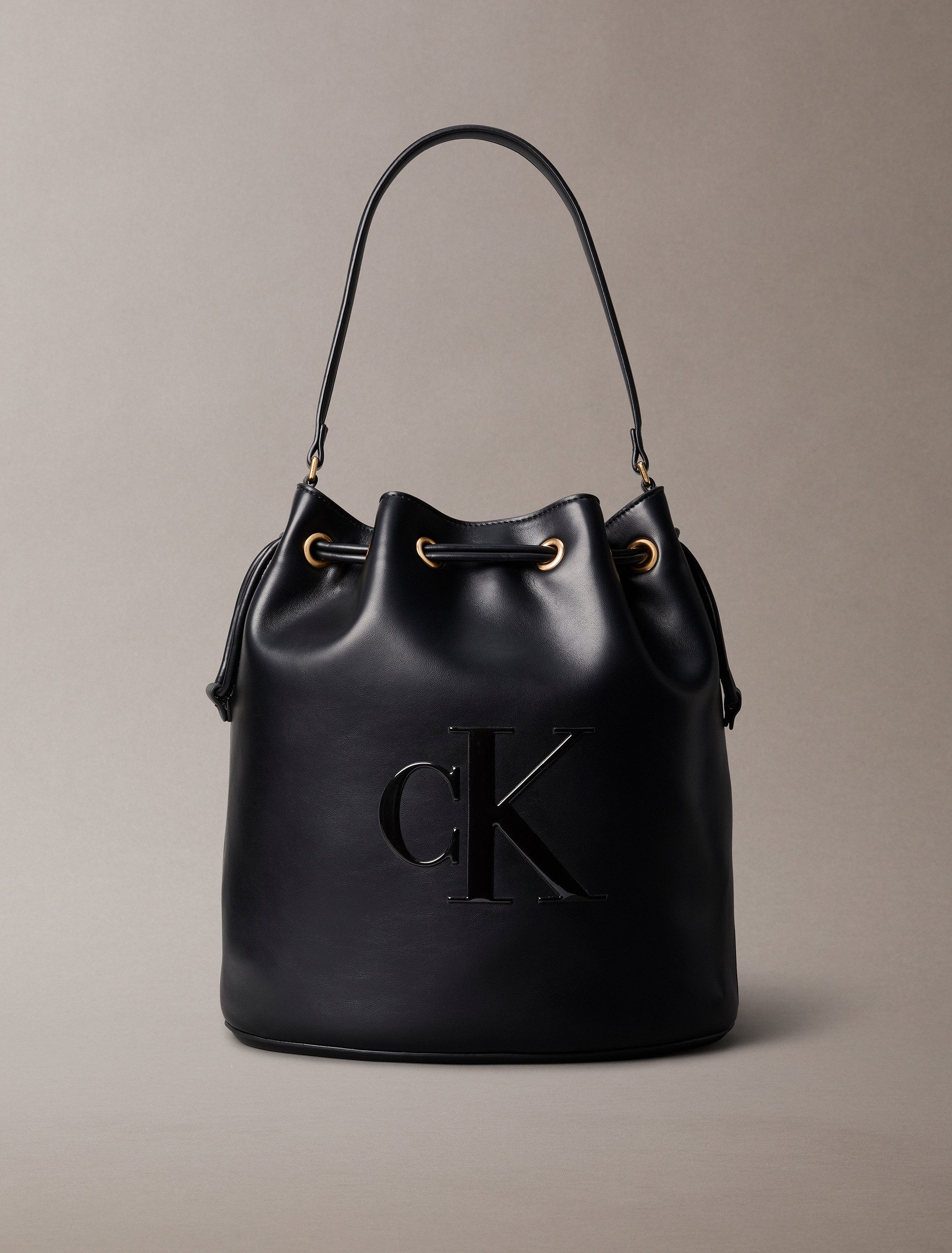Calvin Klein Beuteltasche RAISED CK LARGE BUCKET BAG, Henkeltasche, Damen Handtasche mit großem CK-Logo