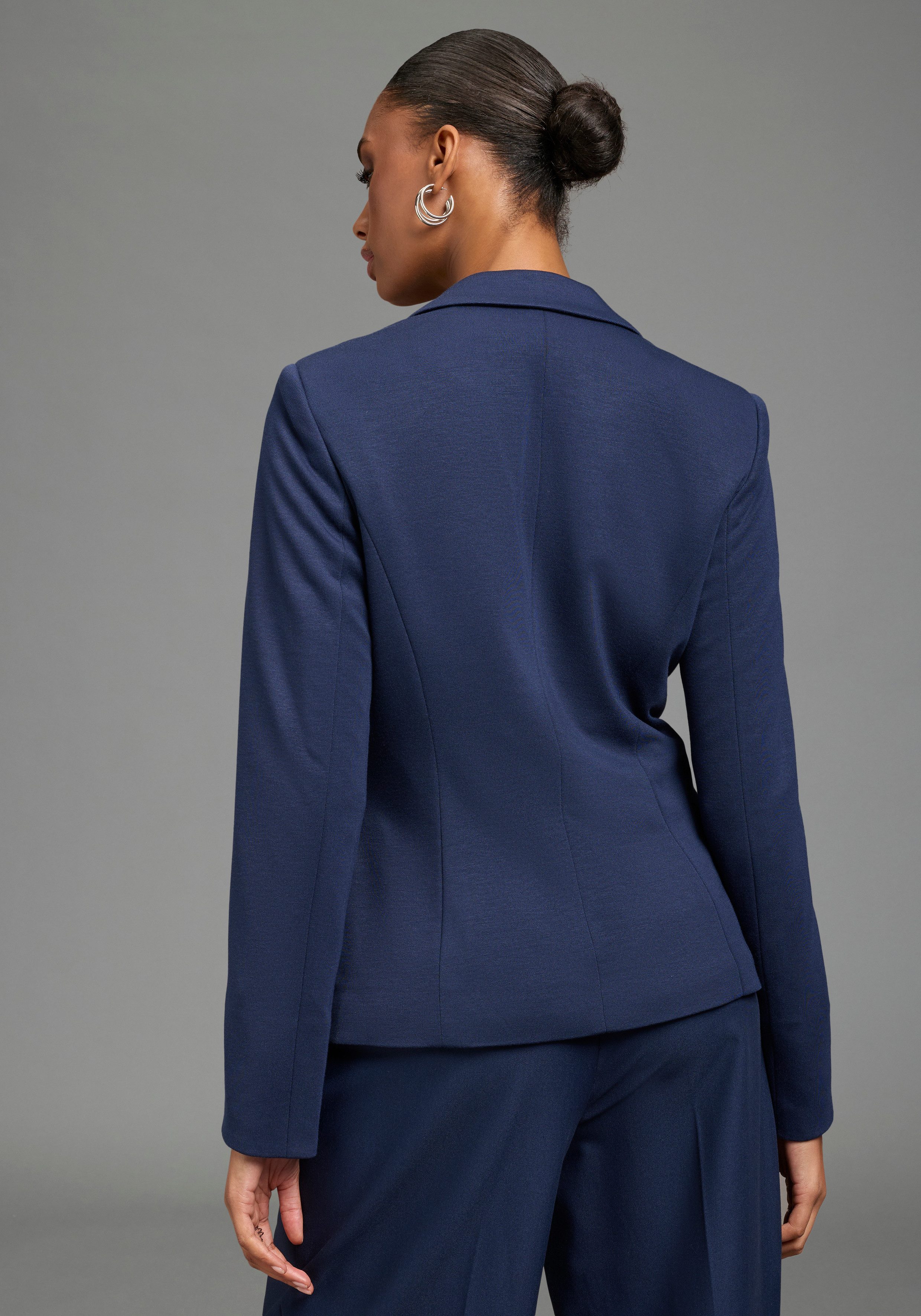 Bruno Banani Kurzblazer hüftlange Schnittform, figurbetonte Passform, mit Markenlabel. Reduzierter Preis € 74,99. Unverbindliche Preisempfehlung € 99,99, (€ 74,99 pro 1 Stk)