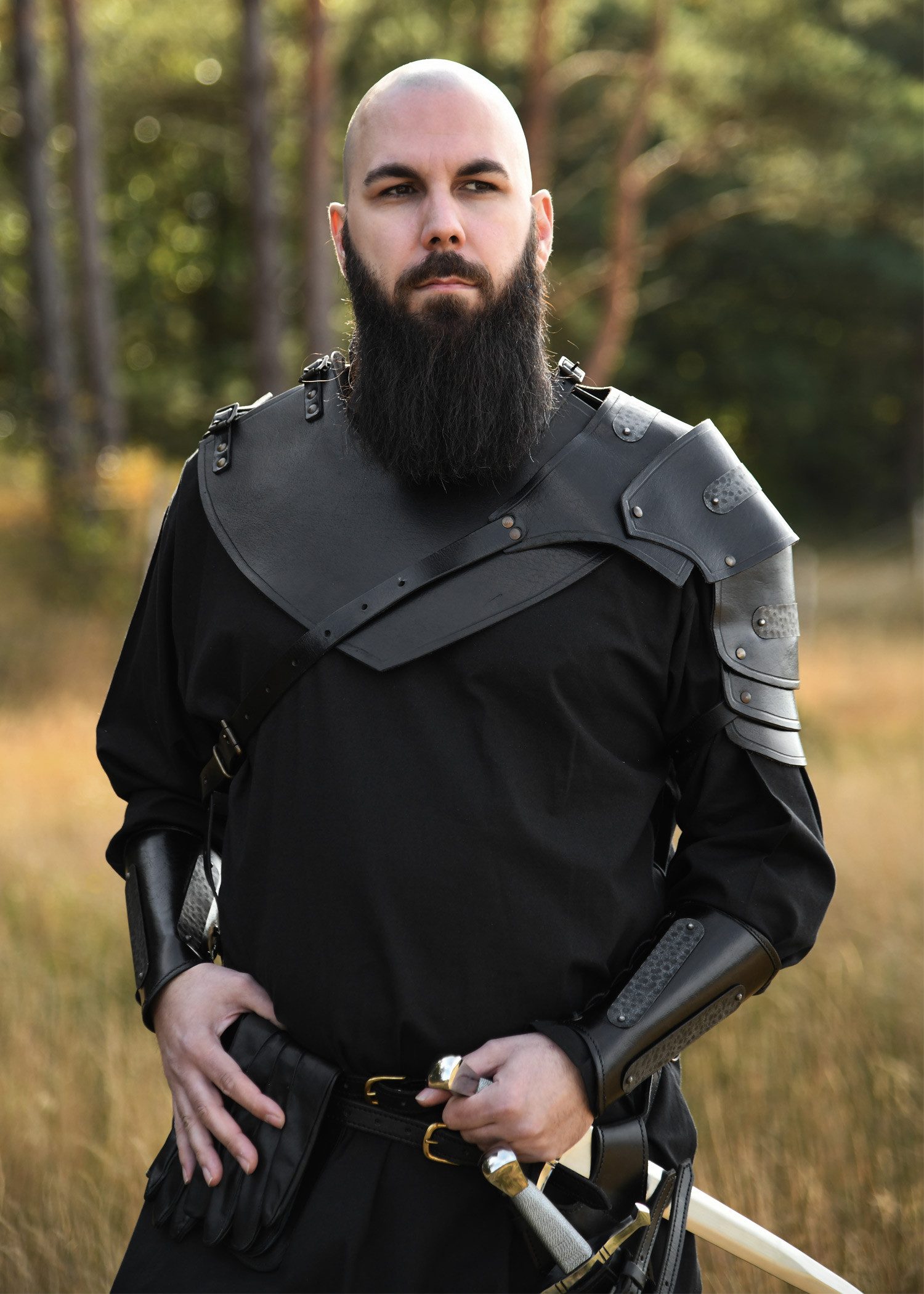 Battle Merchant Ritter-Kostüm Leder Schulterschutz mit Metalldetails schwarz, „Balor“