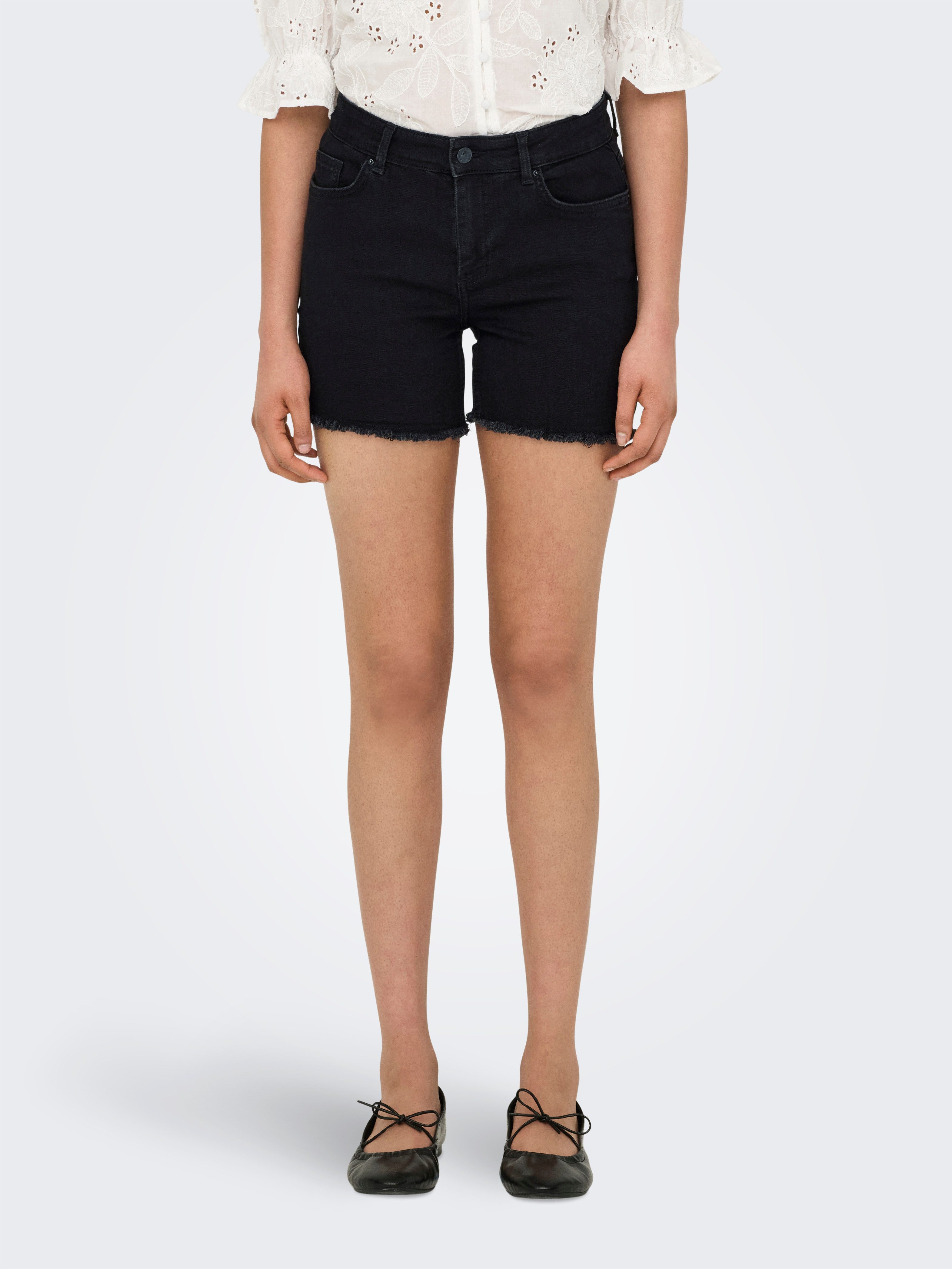 ONLY Jeansshorts ONLLAURA MID WAIST SHORT RW BOX mit ausgefranstem Saum