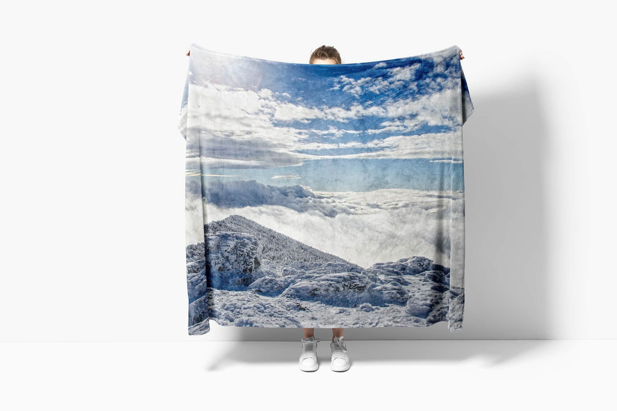 Sinus Art Handtücher Handtuch Strandhandtuch Saunatuch Berge mit Schnee Wolken, Kuscheldecke Baumwolle-Polyester-Mix Handtuch (1-St), Fotomotiv