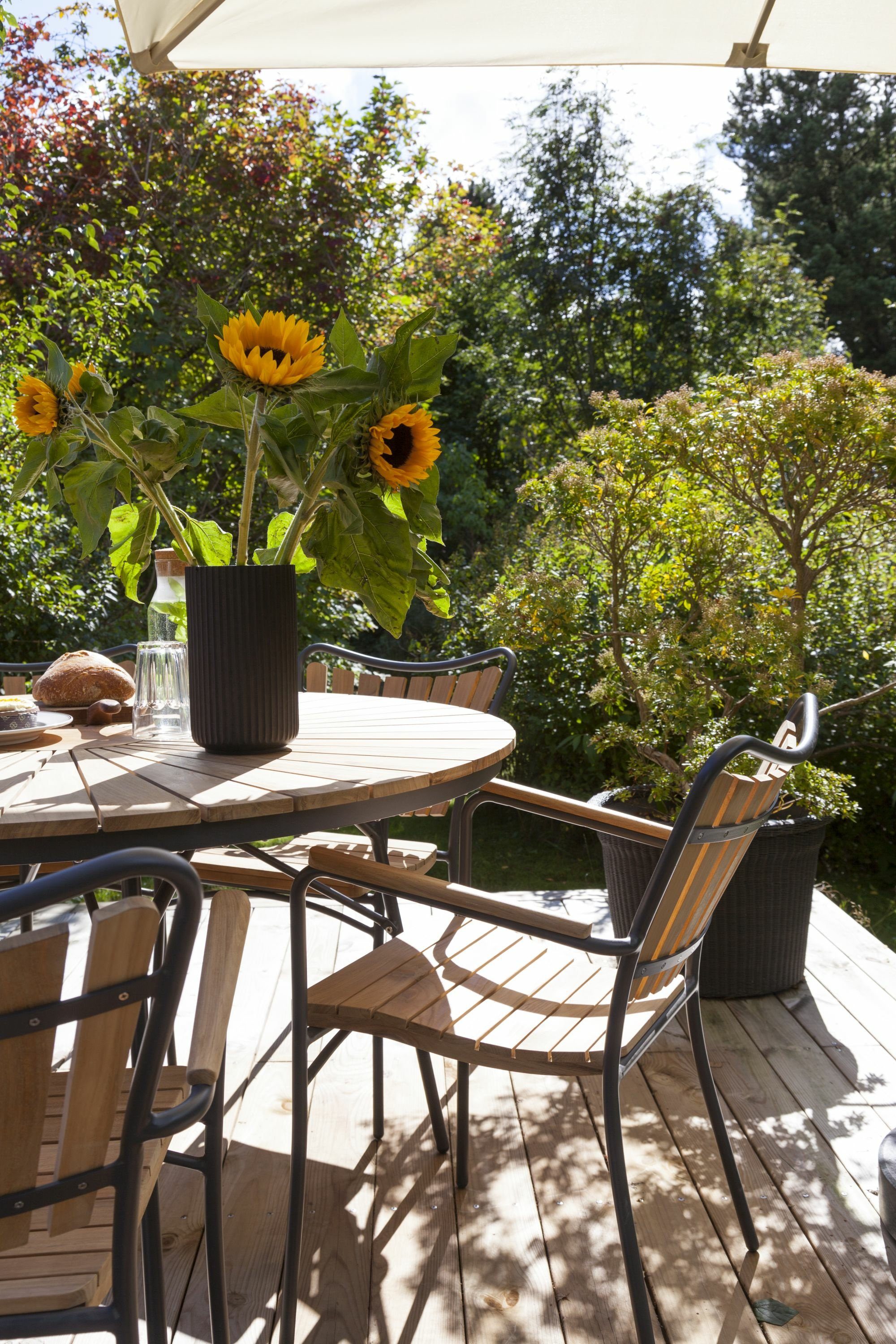 Cinas Gartentisch Ellen, Dezente Retro-Anmutung, robuste Ausführung, wohnlicher Ausdruck