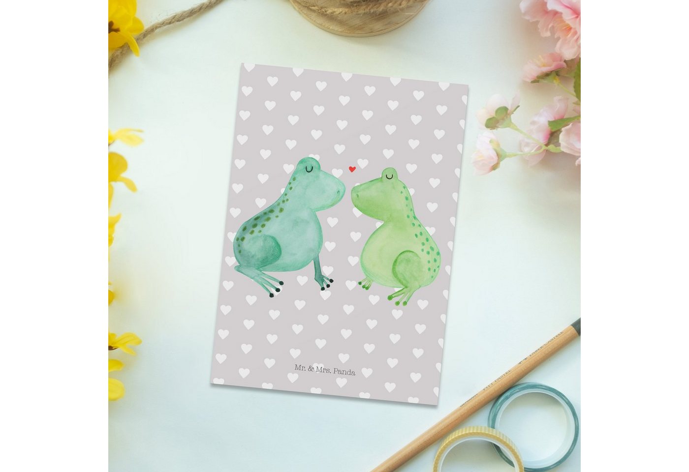Thumbnail - Mr. & Mrs. Panda Postkarte Frosch Liebe - Grau Pastell - Geschenk, Ansichtskarten, Postkarte, Fr, Hochglanzveredelt