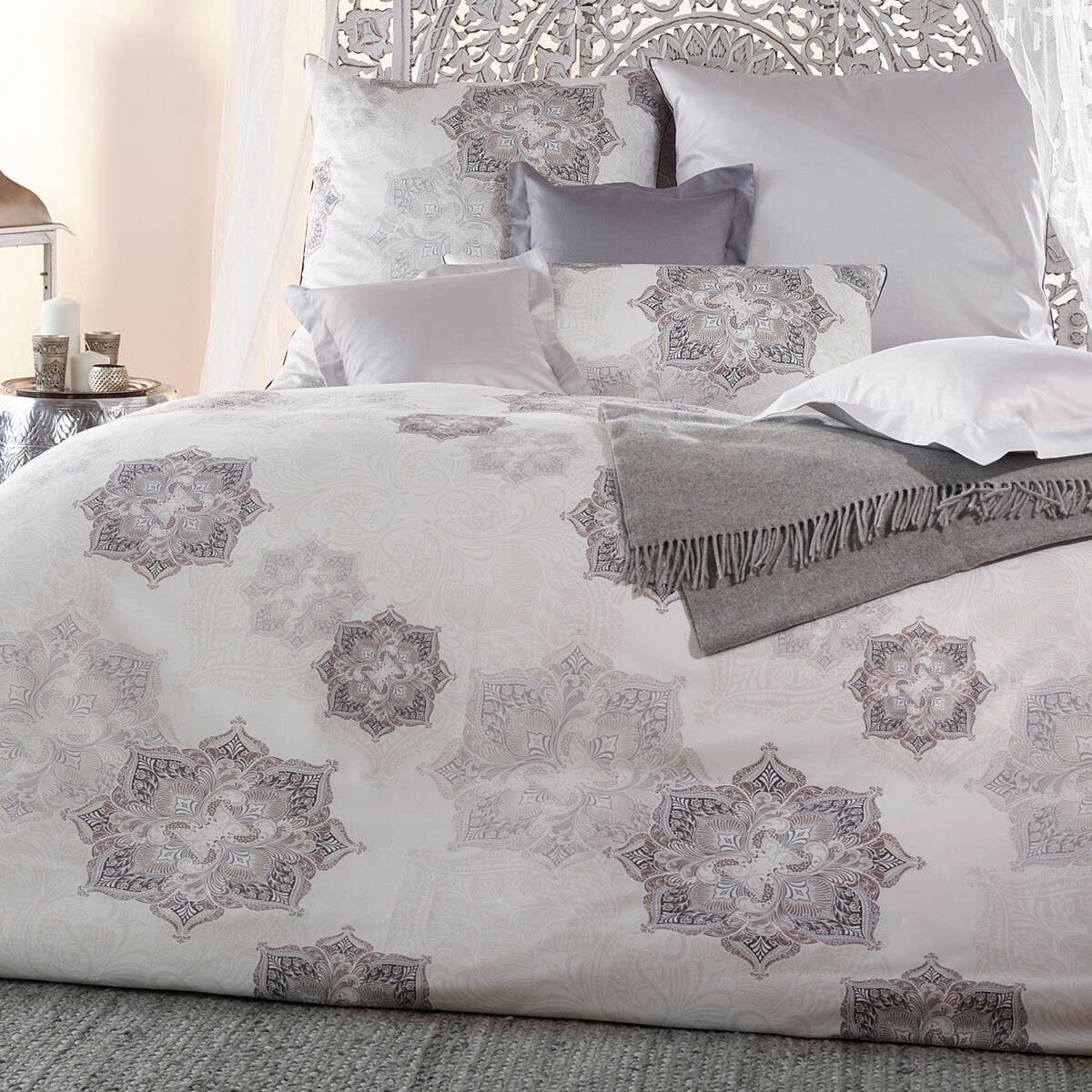 Curt Bauer Kissenbezug Karima mit floralen Ornamenten in Mandalaoptik, Mako-Satin