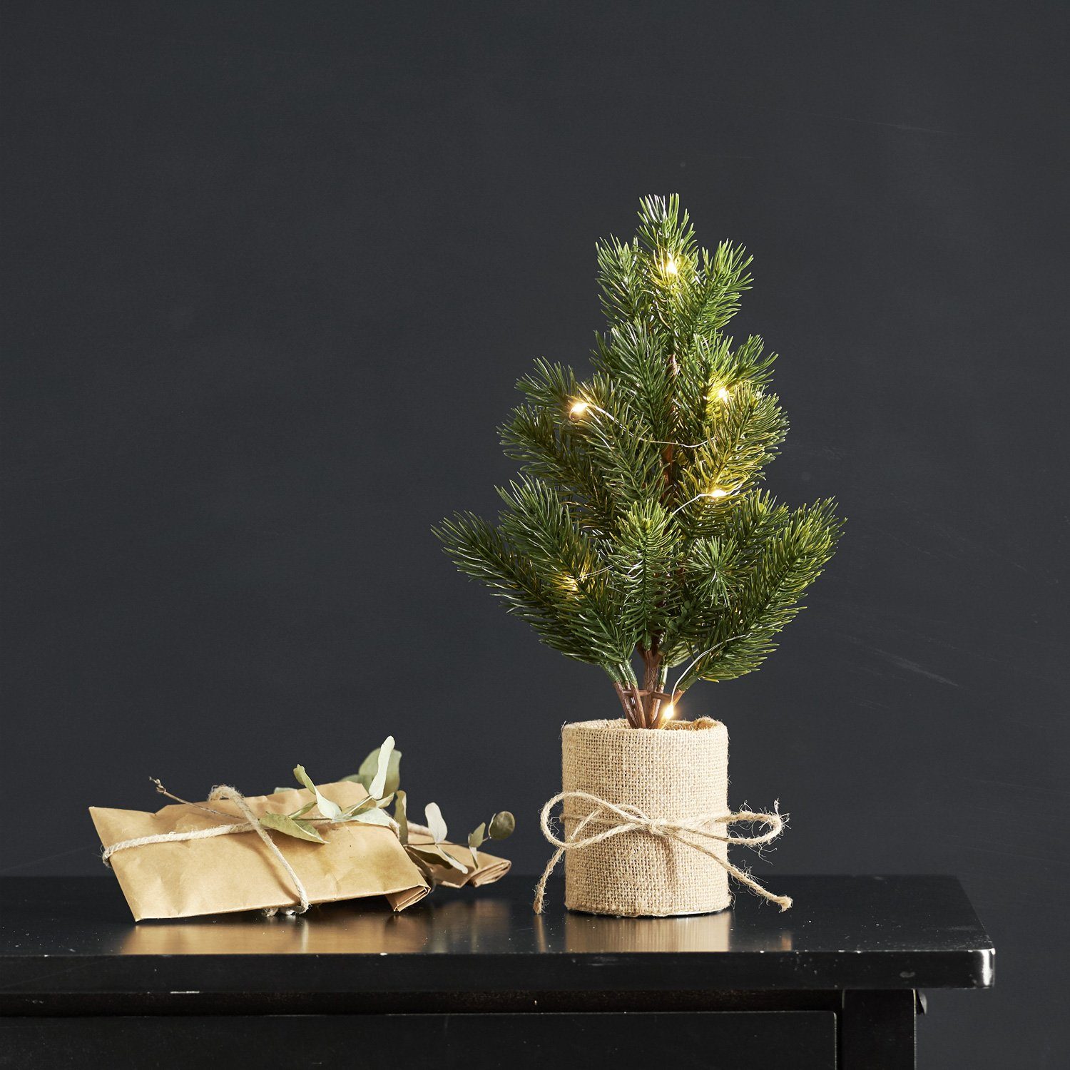 STAR TRADING LED Baum LED Tischbaum Tischdeko warmweiß 35cm Weihnachtsdeko  Timer Batterie, LED Classic, warmweiß (2100K bis 3000K), Leuchtet mit 8  warmweißen Tautropfen