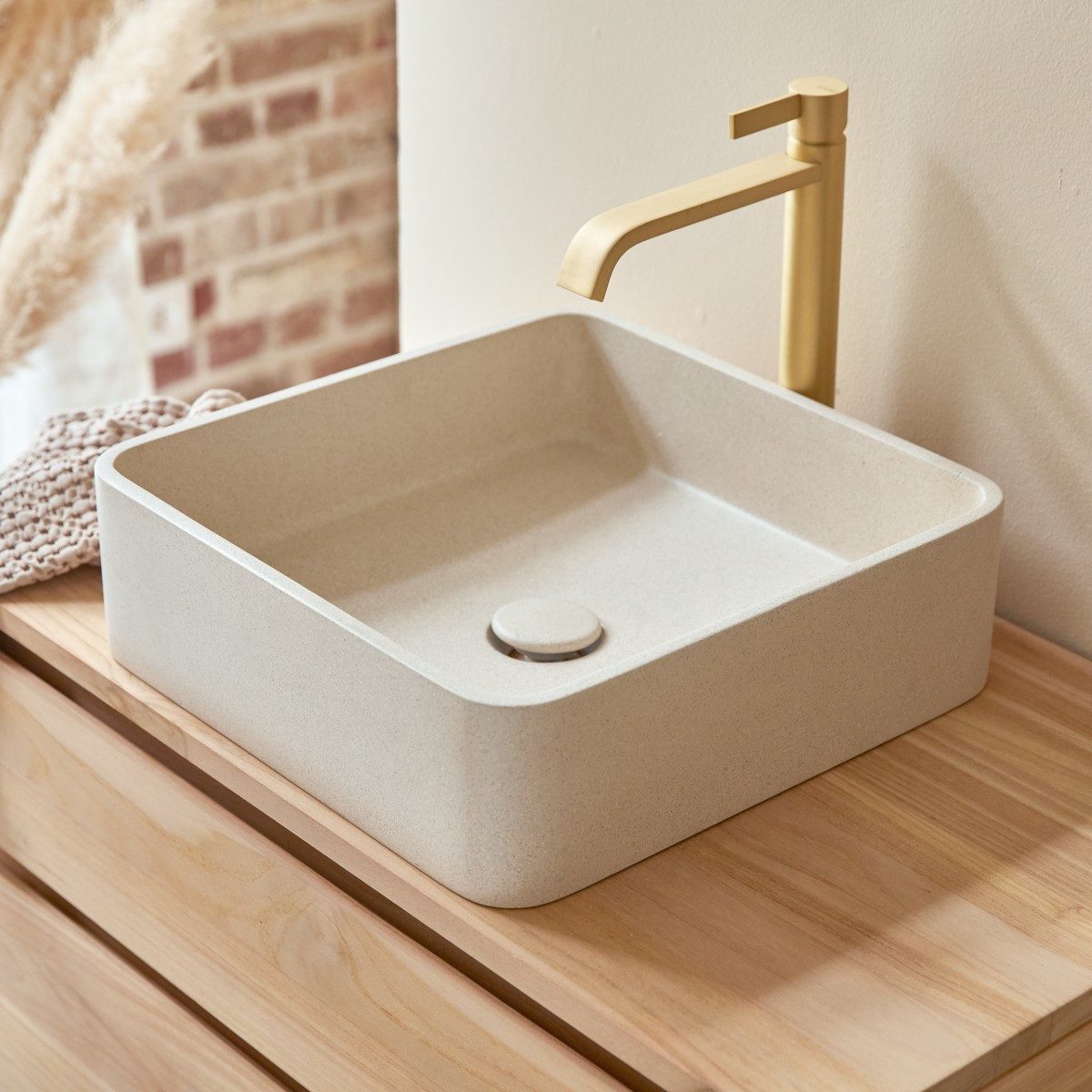 Tikamoon Waschbecken Quadratischer Waschtisch Thais aus cremefarbenem Terrazzo