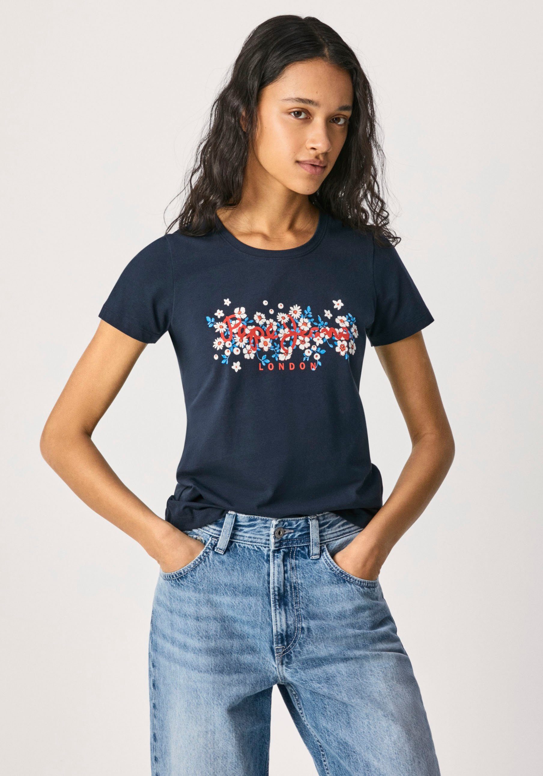 mit Brustbereich BEGO Jeans Kurzarmshirt floralem Pepe im Marken-Logo-Print