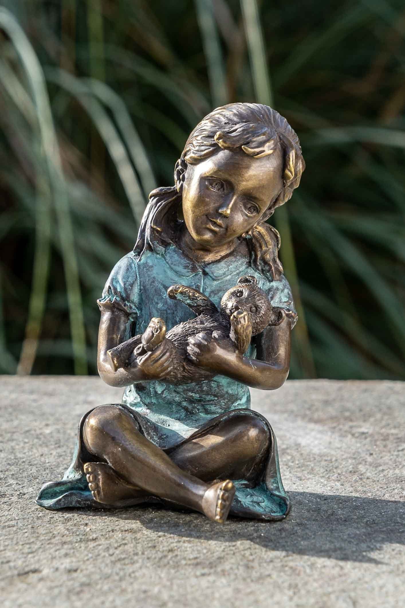 IDYL Dekofigur IDYL Bronze-Skulptur Mädchen mit Teddybär, Bronze – sehr robust – Langlebig – witterungsbeständig gegen Frost, Regen und UV-Strahlung. Die Modelle werden in Wachsausschemlzverfahren in Bronze gegossen und von Hand patentiert.