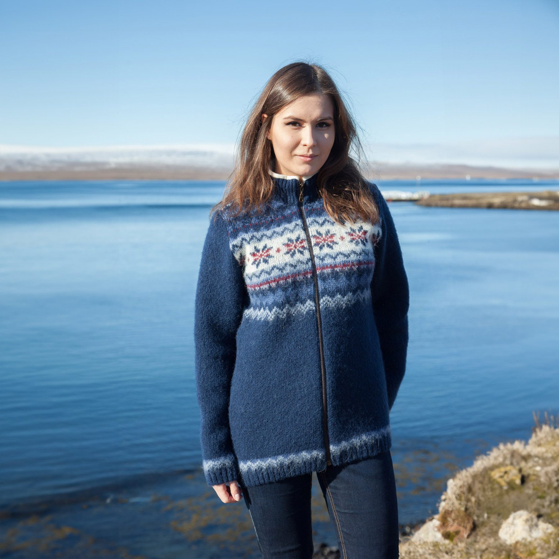 KIDKA Cardigan - Woll-Strickjacke für Damen / Herren - Farbe blau-weiß-rot - aus rauer isländischer Wolle