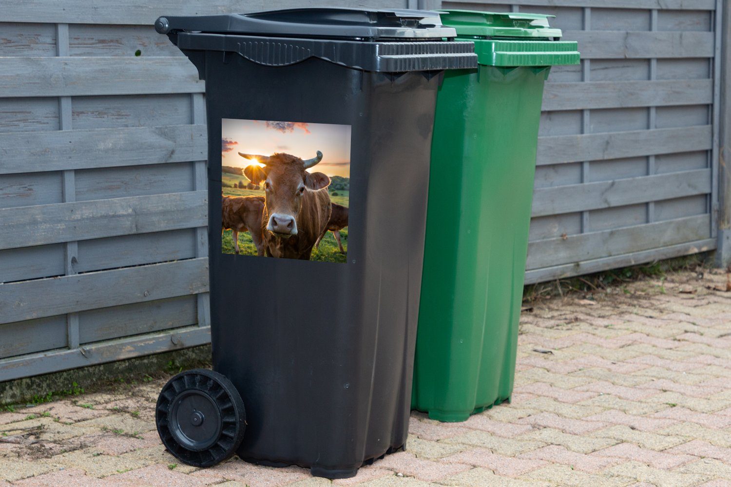 MuchoWow Wandsticker Kühe - Sonne (1 Wiese Mülltonne, Mülleimer-aufkleber, - - St), Landleben Sticker, Container, Abfalbehälter