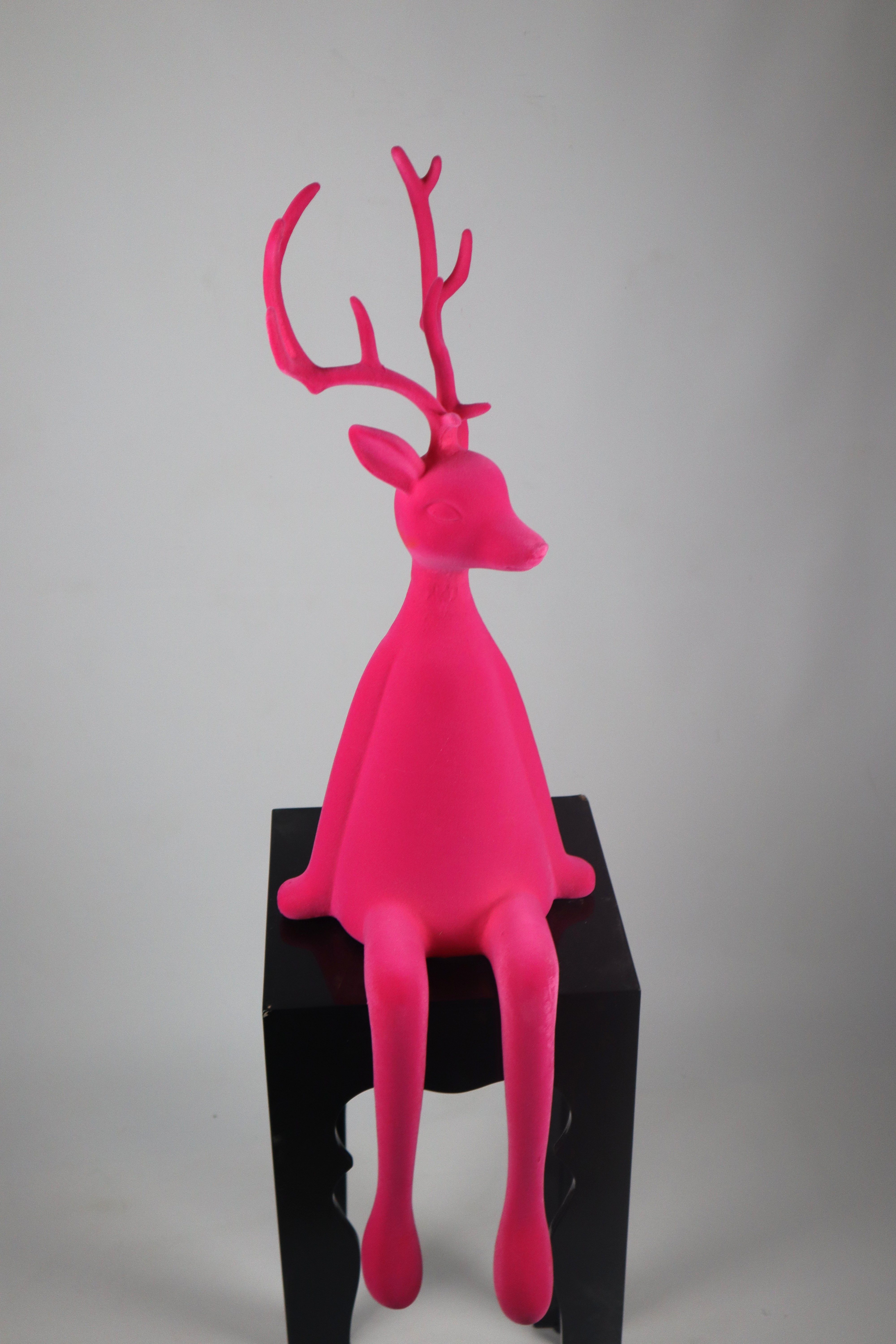 AM Design Weihnachtsfigur Rentier sitzend mit samtweichem Flock, aus Kunststoff, Höhe 93 cm, in verschiedenen Farben