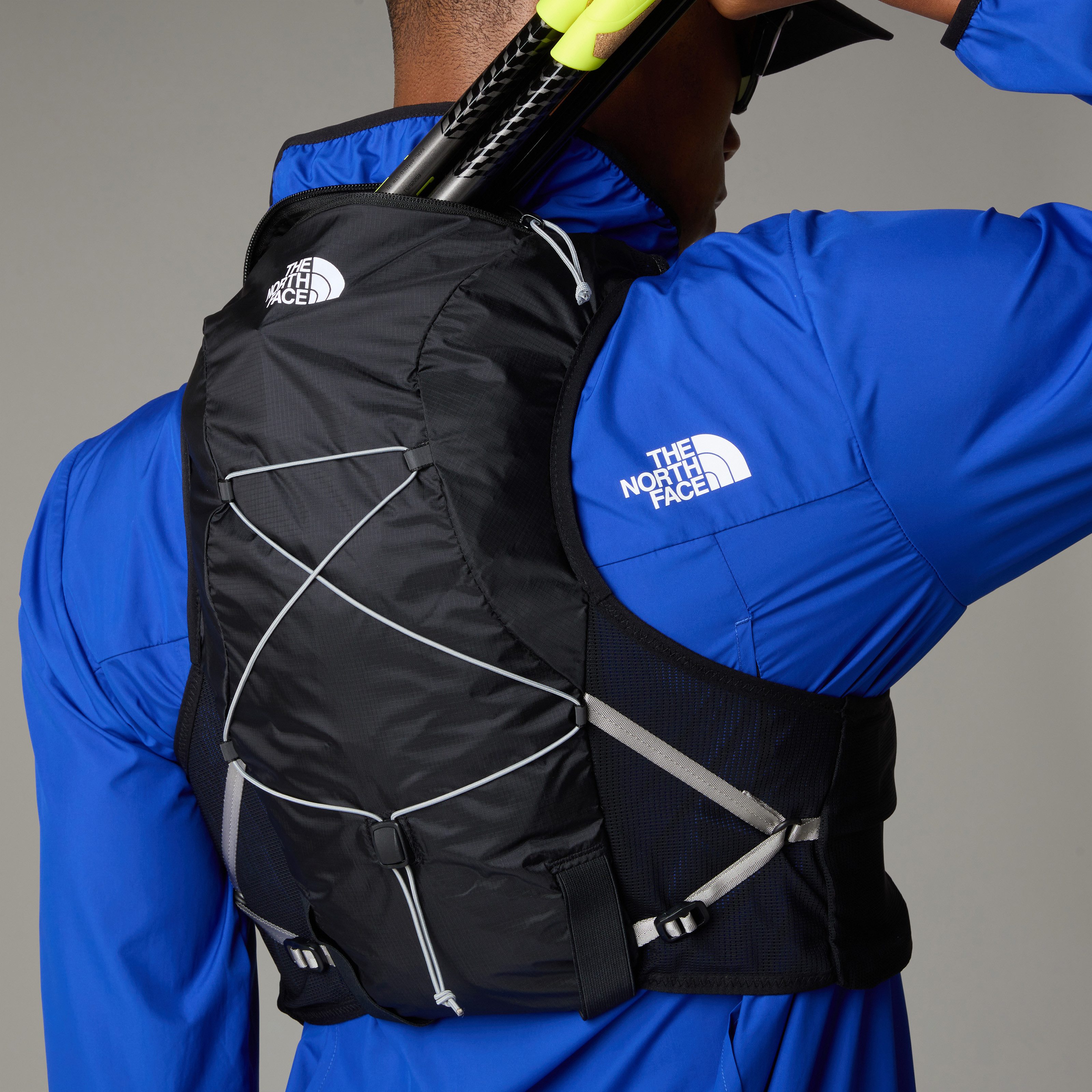 The North Face Funktionsweste Sunriser 8 Laufweste mit fünf Taschen, mit zwei 500-ml-Soft Flasks, mit Bungee-System