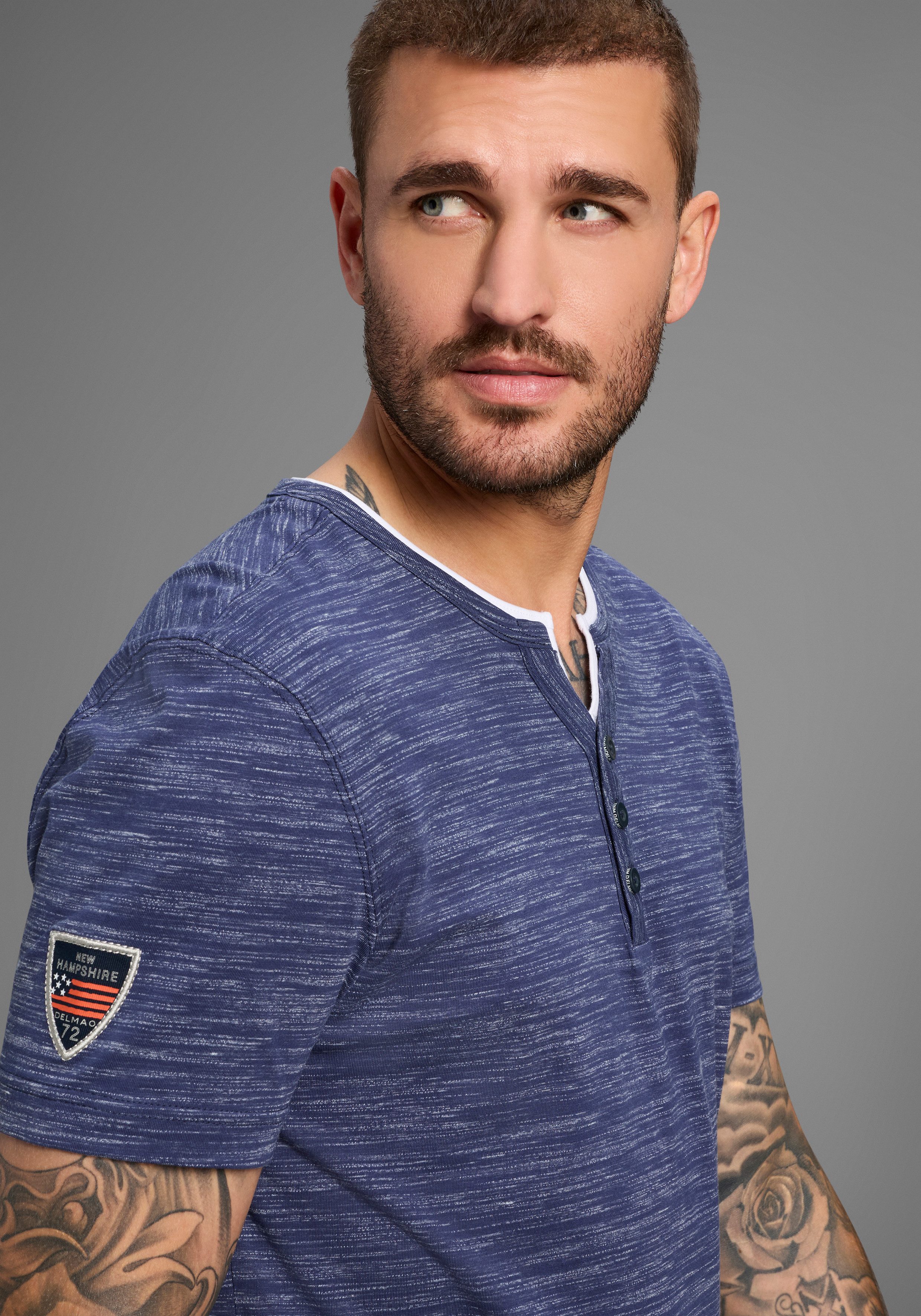 DELMAO Henleyshirt Neue Kollektion! mit Badge günstig online kaufen