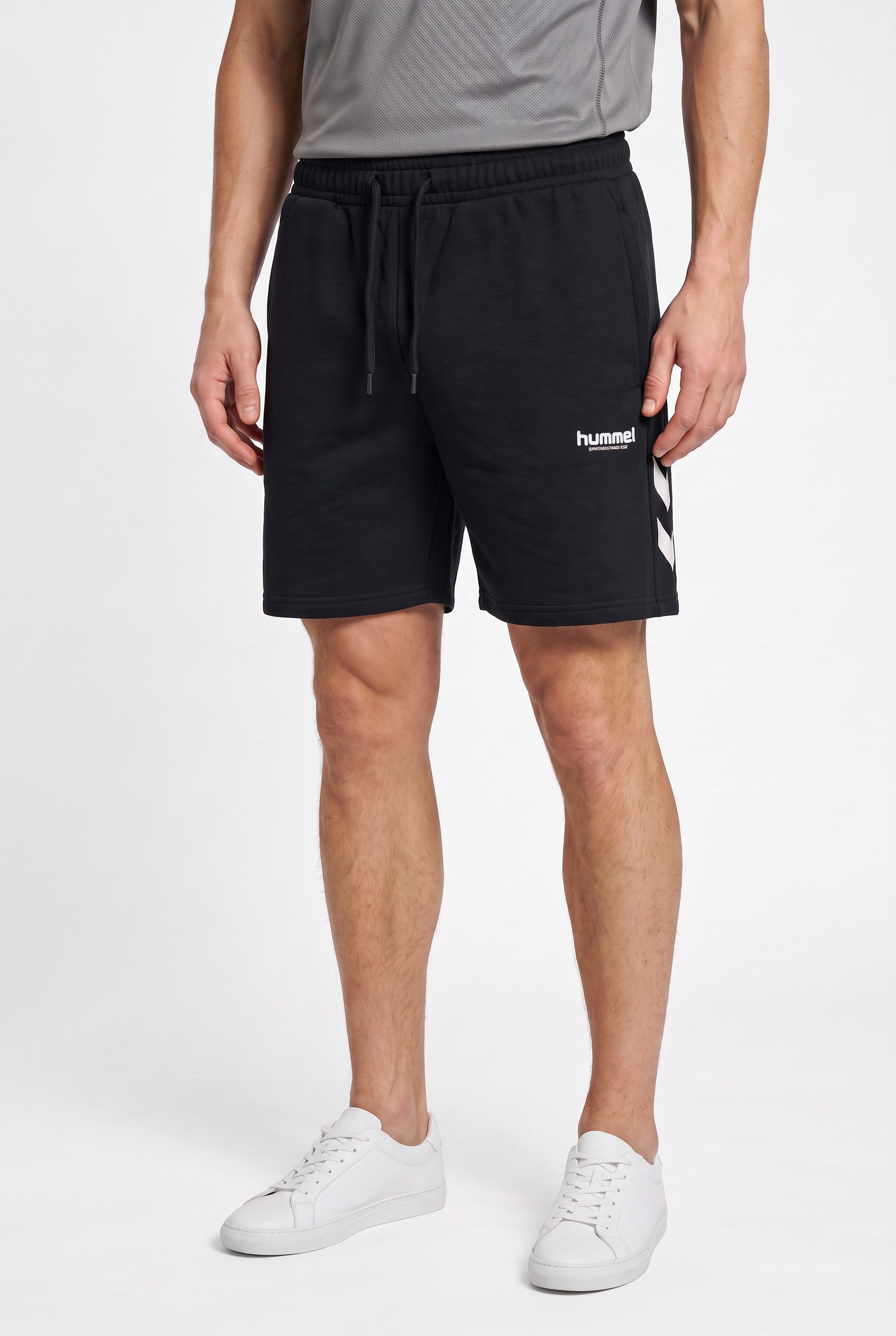 hummel Sweatshorts HMLLEGACY 2.0 SHORTS aus Baumwolle und Polyester, schnelltrocknend, sportlicher Stil