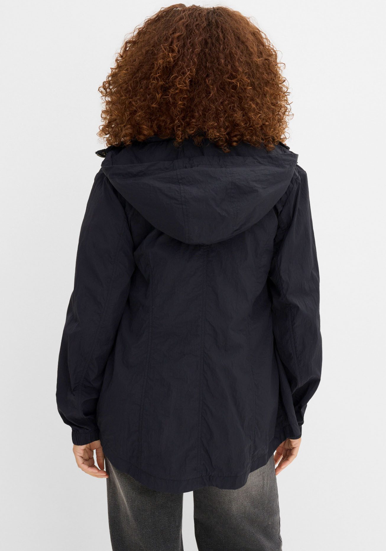 bonprix Allwetterjacke sportlicher Stil, leichter Parka mit Kapuze, mit seitlichen Taschen