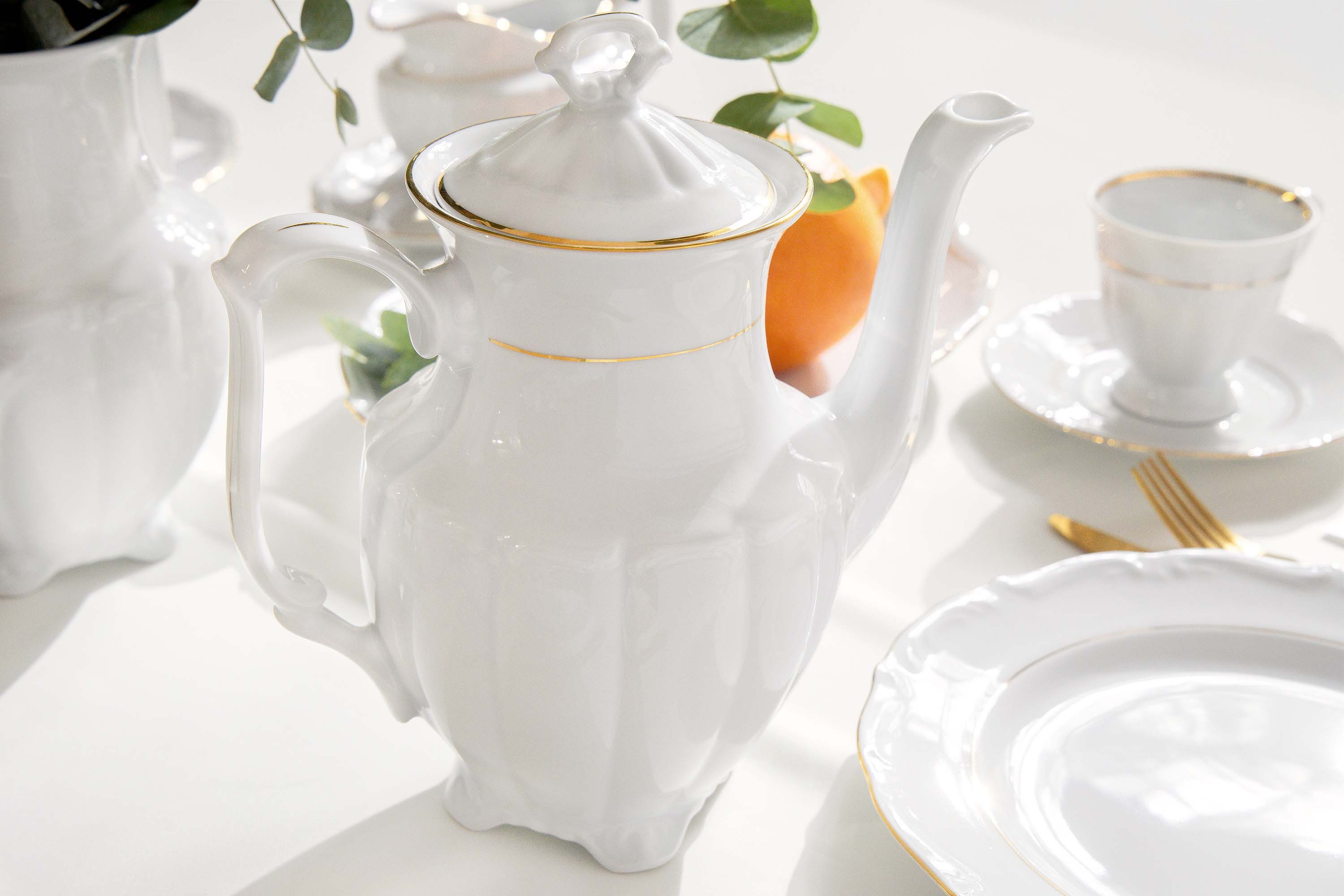 KONSIMO® Teekanne CHODZIEZ MARIA TERESA Kannen, Kaffeekanne, Porzellankanne, 1.6 l, Premium-Porzellan, mit Deckel, Handdekoration in echtem Gold
