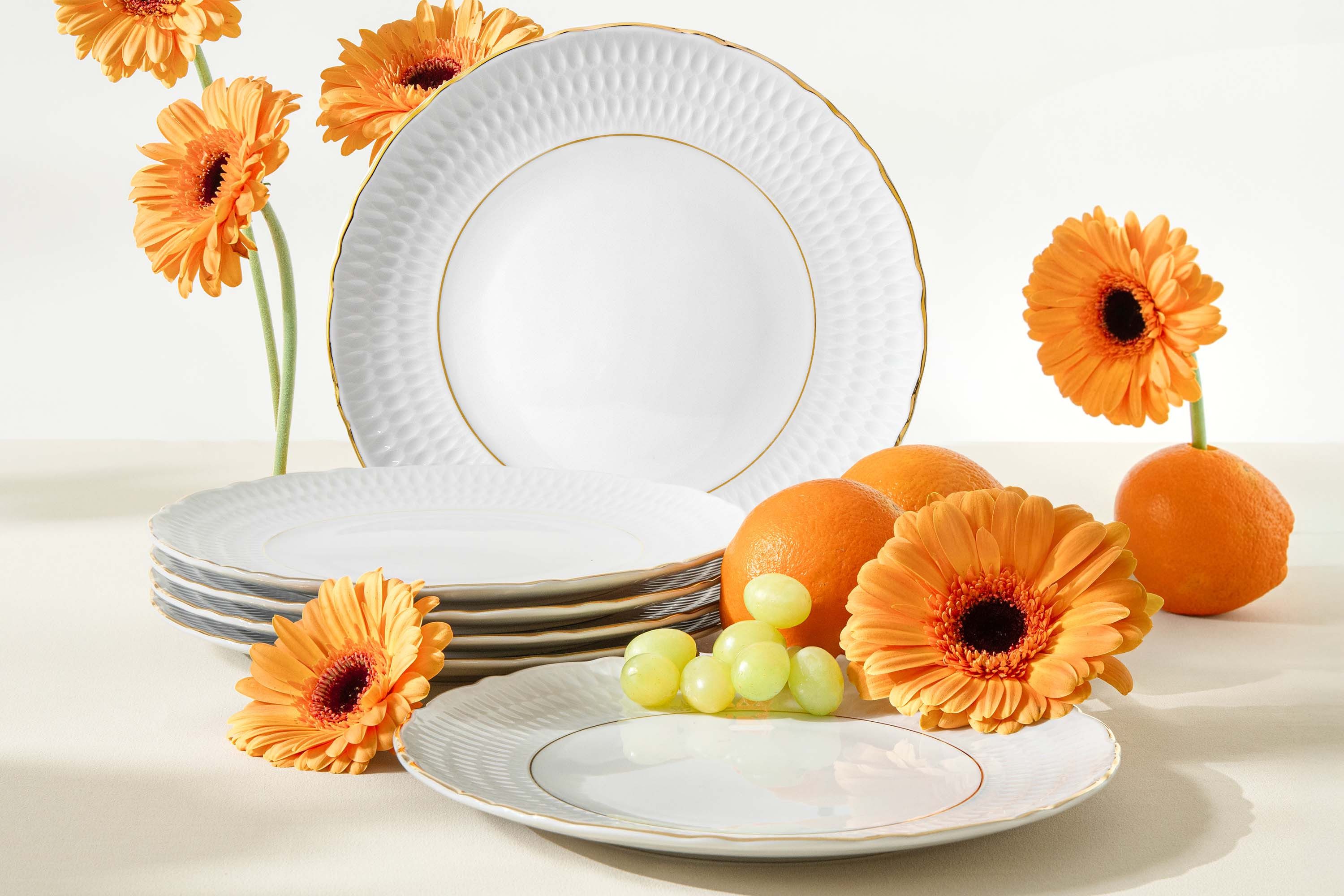 KONSIMO® Teller-Set CMIELOW SOFIA Geschirrset, Hochwertiges Premium-Porzellan (6-tlg), 6 Personen, Porzellan, 6x Speiseteller, handgemalte Dekoration in echtem Gold