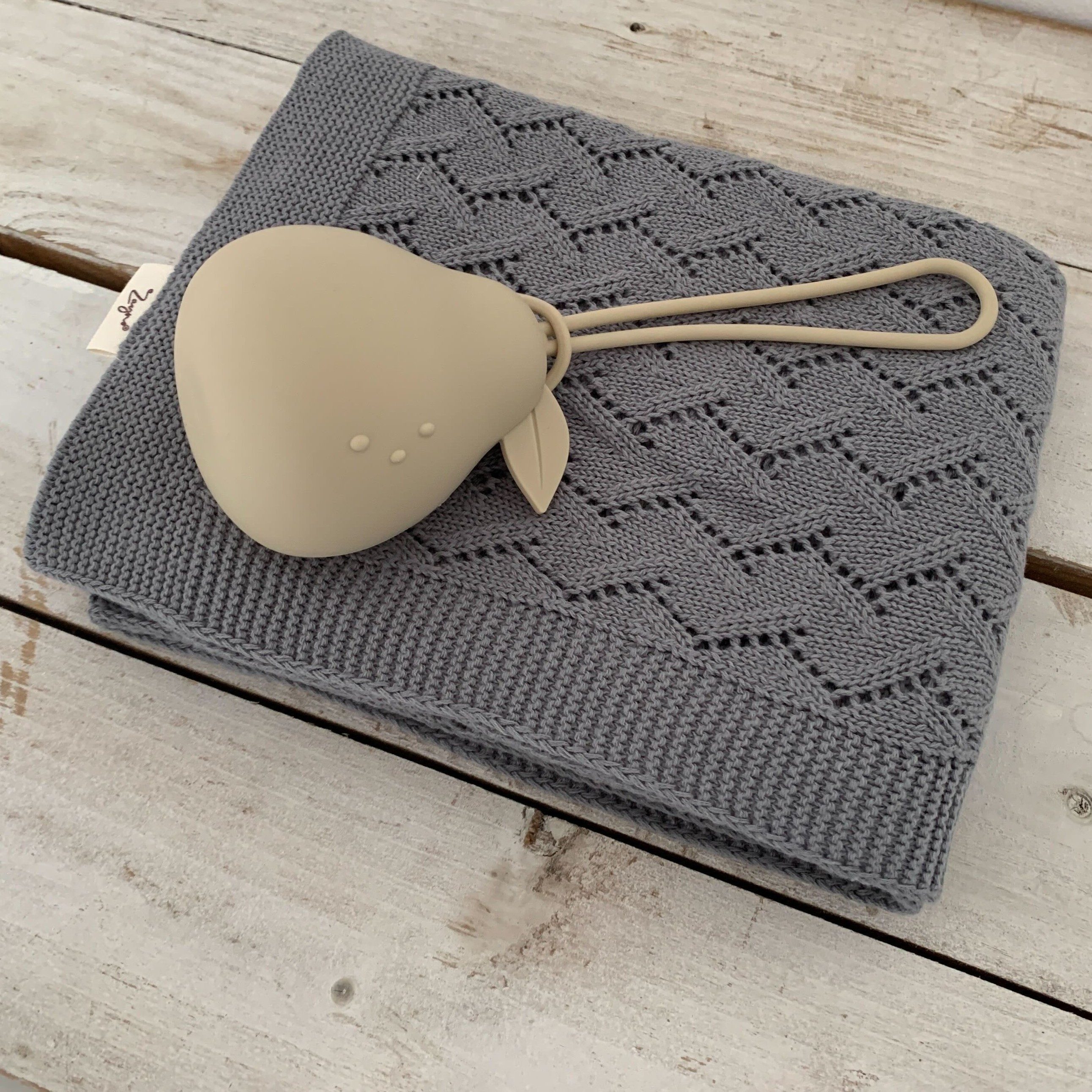 Zayno Schnullerbefestigung Schnullerhalter "Nashi" aus Silikon in Beige, (Packung, 1-tlg., Hält bis zu drei Schnuller stets griffbereit), Ansprechenden Farbe und Design