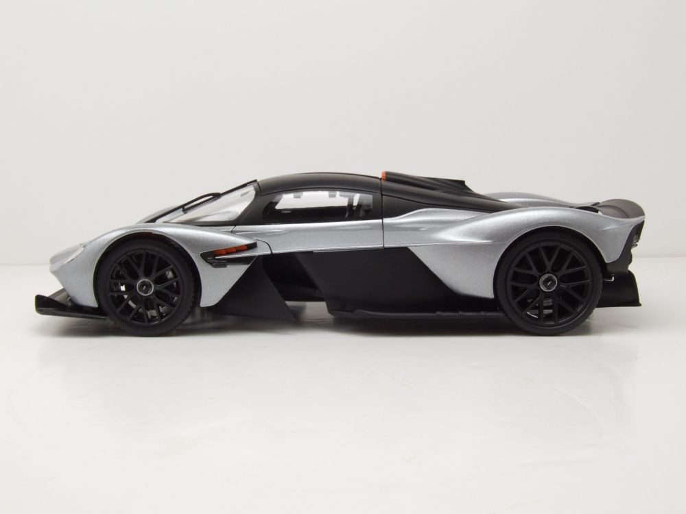 Maisto® Modellauto Aston Martin Valkyrie 2022 silber, Maßstab 1:18