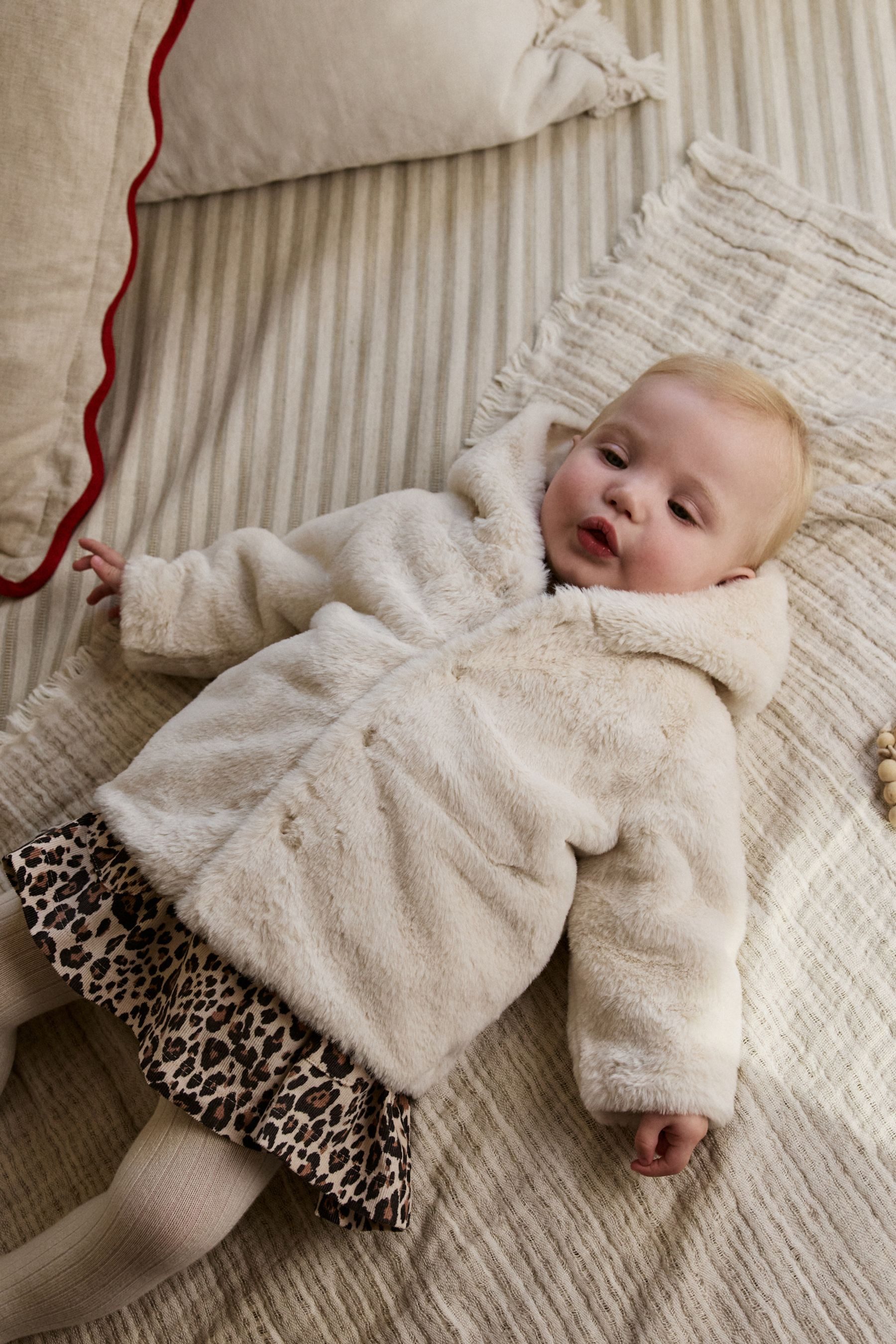 Next Fellimitatmantel Baby Jacke mit Kunstfell und Kapuze (1-tlg)