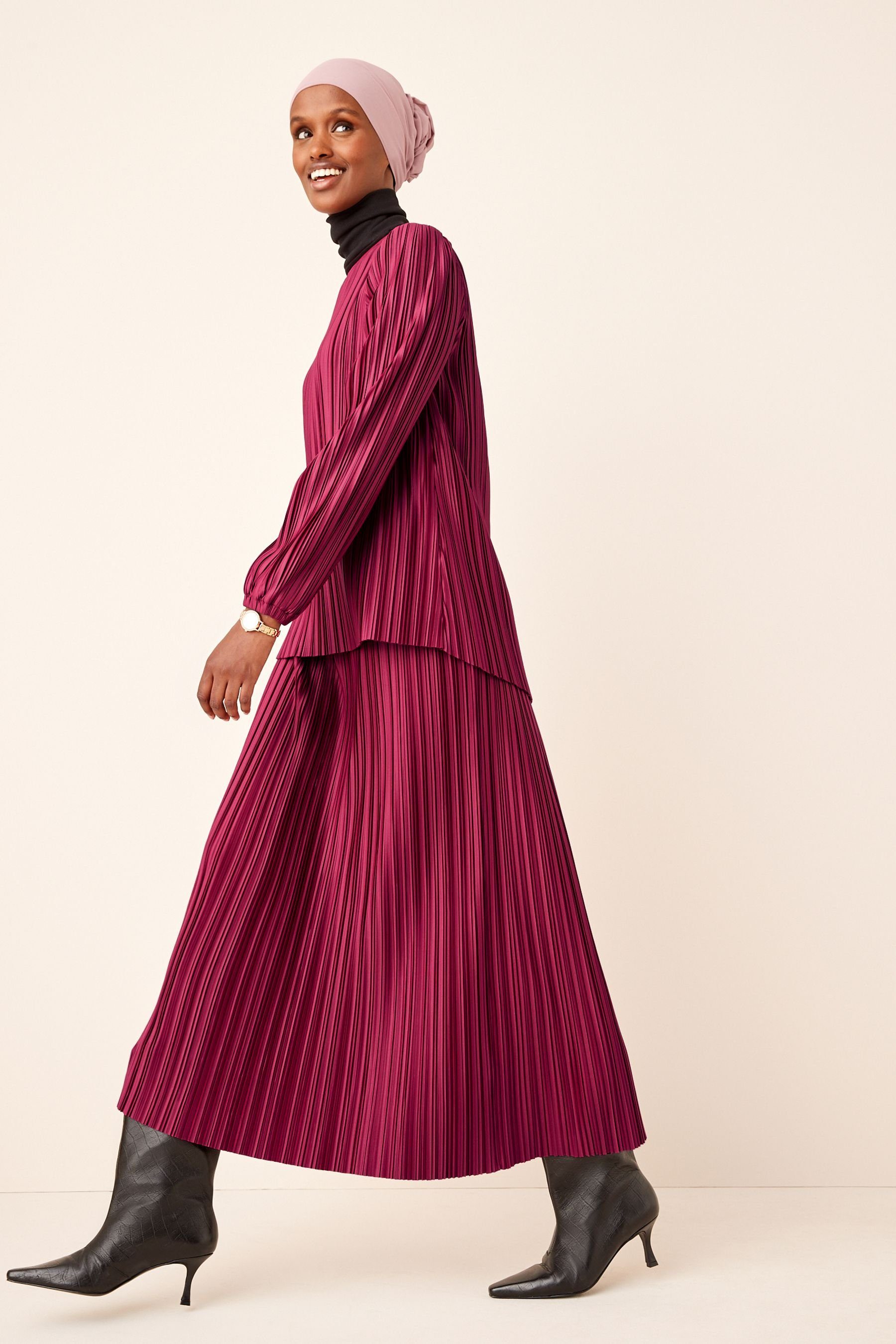 Next Plisseekleid Langes, mehrlagiges Pink (1-tlg) Kleid Raspberry plissiertem aus Satin