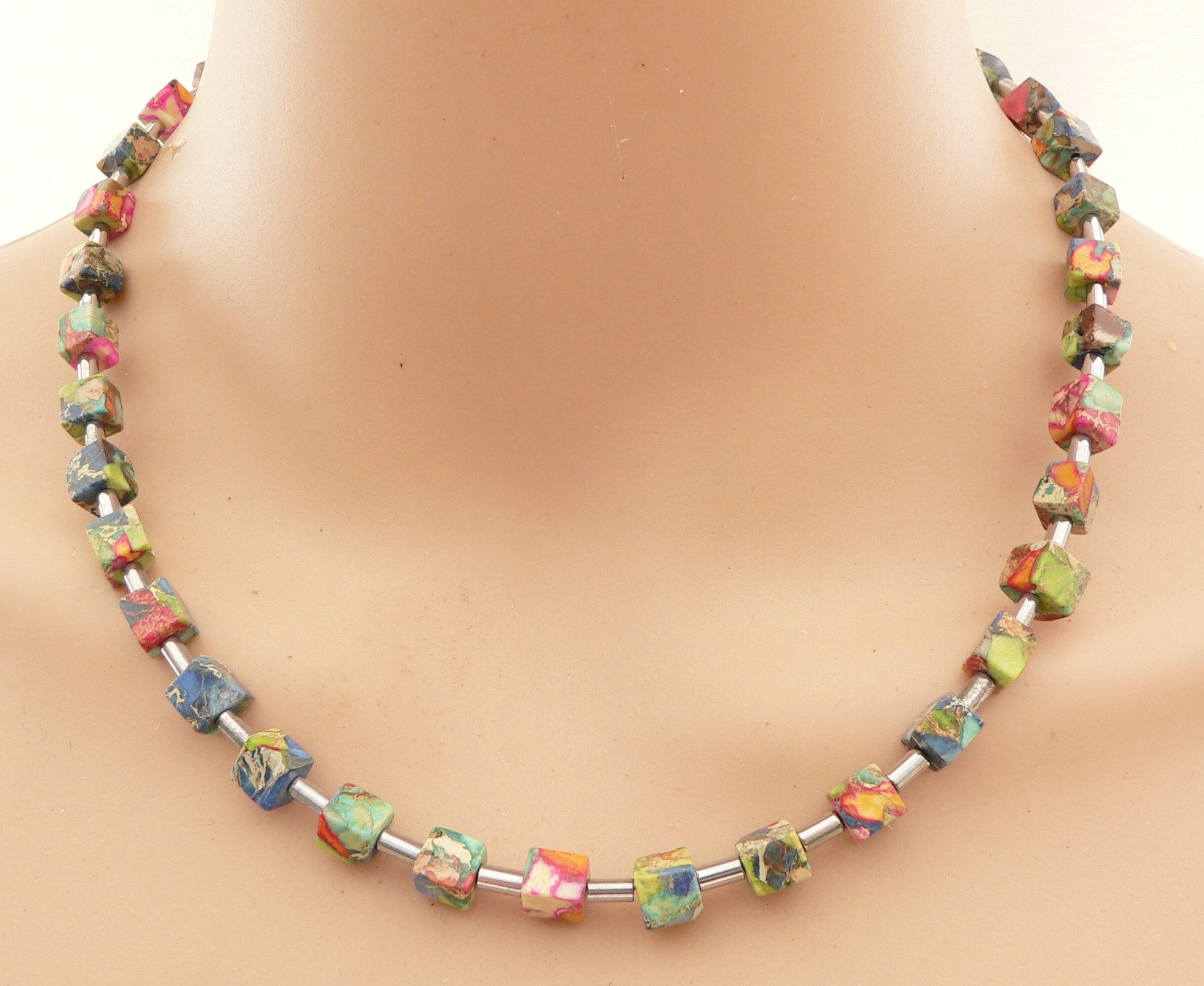 traumschmuck Collier 213l Collier Halskette JASPIS Würfel multicolor mehrfarbig bunt (Geschenk, Muttertag, Weihnachten, Geburtstag, Valentinstag, incl. Schmuckb – Bild 4 von 5