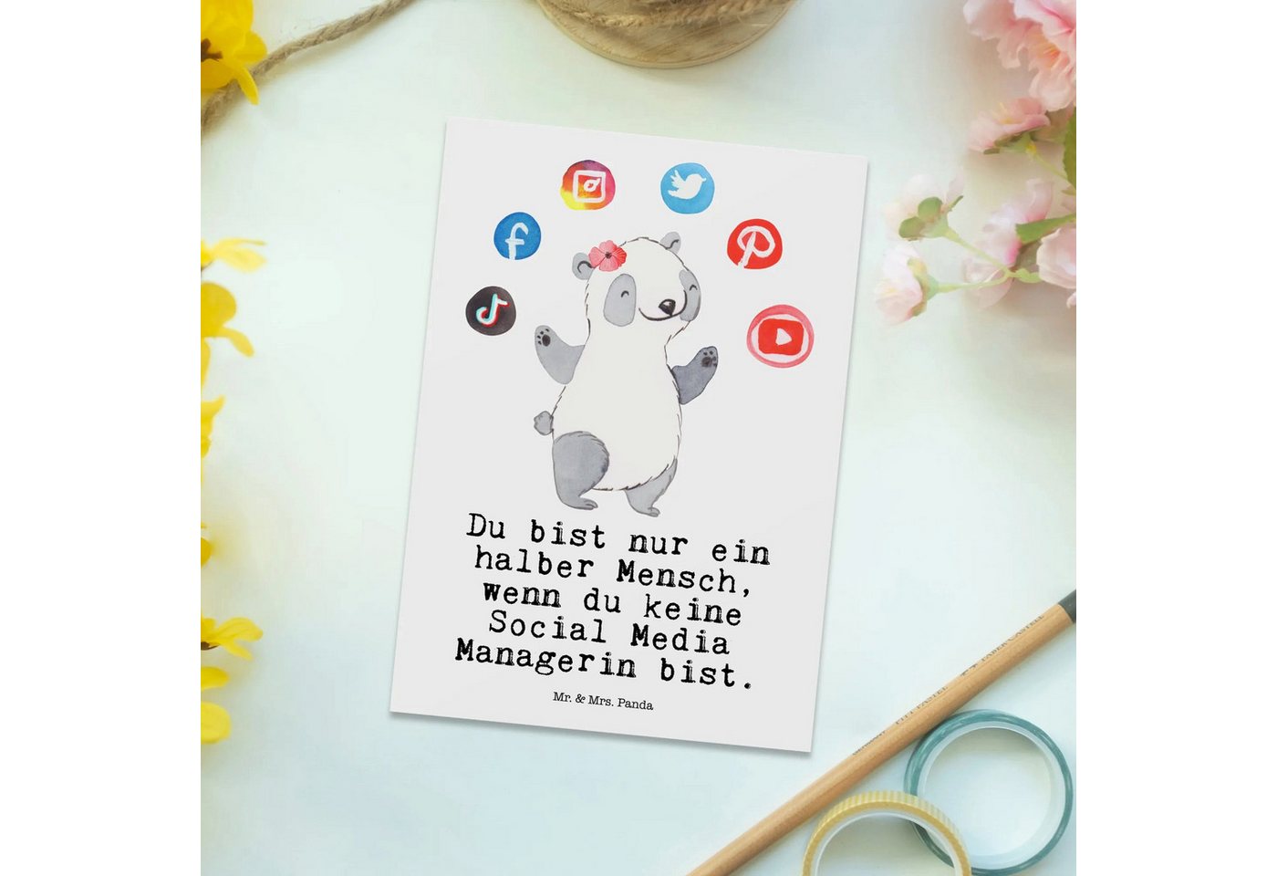 Thumbnail - Mr. & Mrs. Panda Postkarte Social Media Managerin Herz - Weiß - Geschenk, Karte, Einladungskarte, Charmantes Design