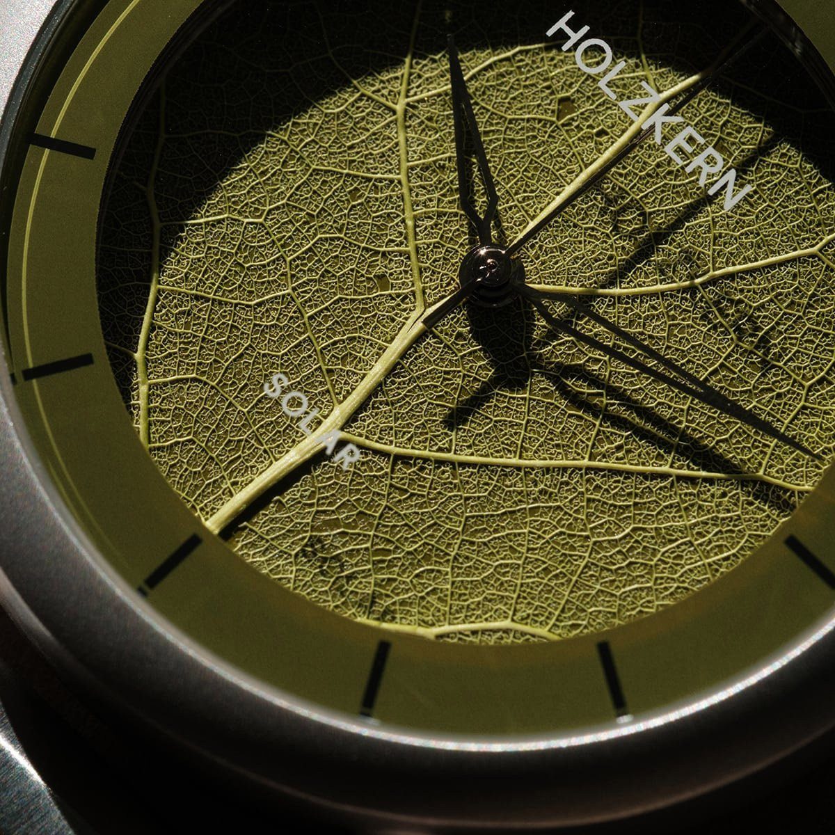 Holzkern Solaruhr Herrenuhr Solar Lauri Walnuss/Blatt Grün