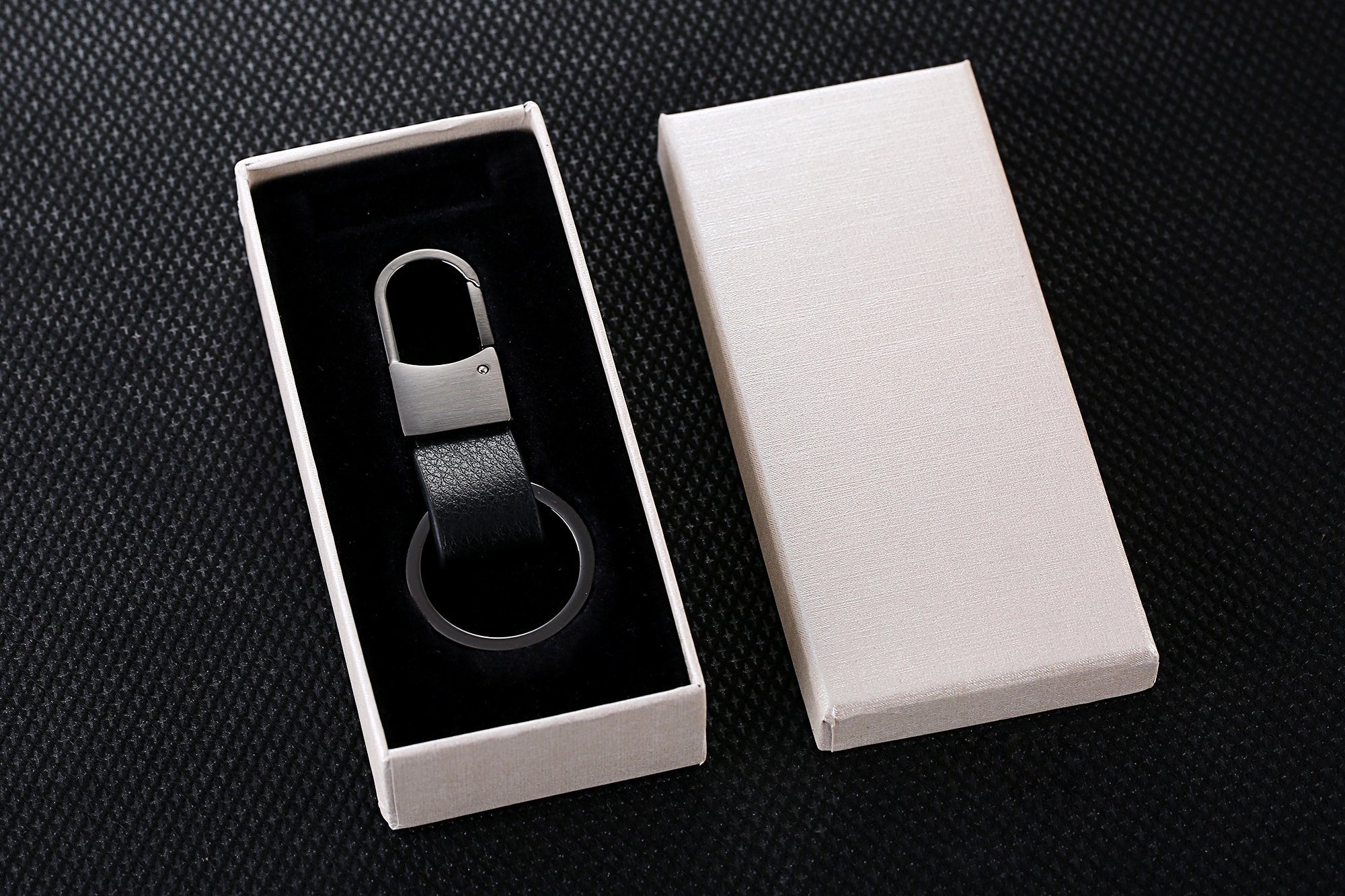 Cerbery Schlüsselanhänger Eleganter Schlüsselanhänger aus Leder mit Ringen und Geschenkbox, Kunstleder und Echtleder