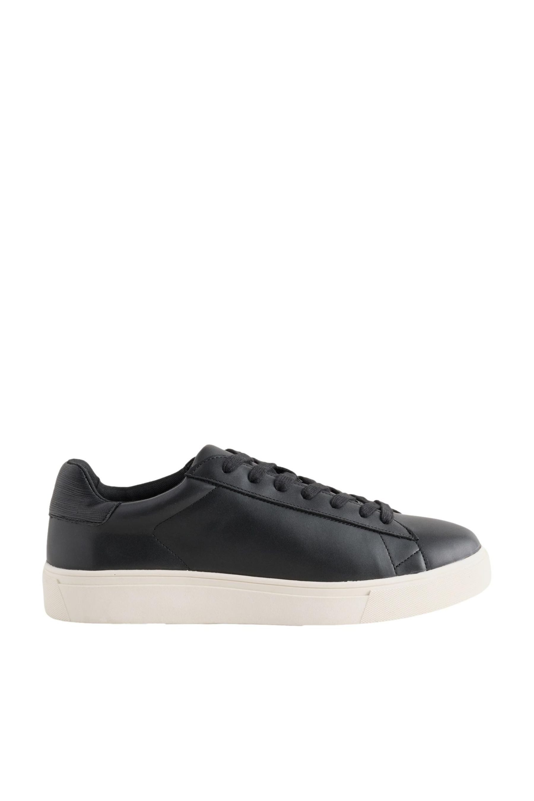 Lässig-elegante, längliche Sneaker, weite Passform Schnürschuh