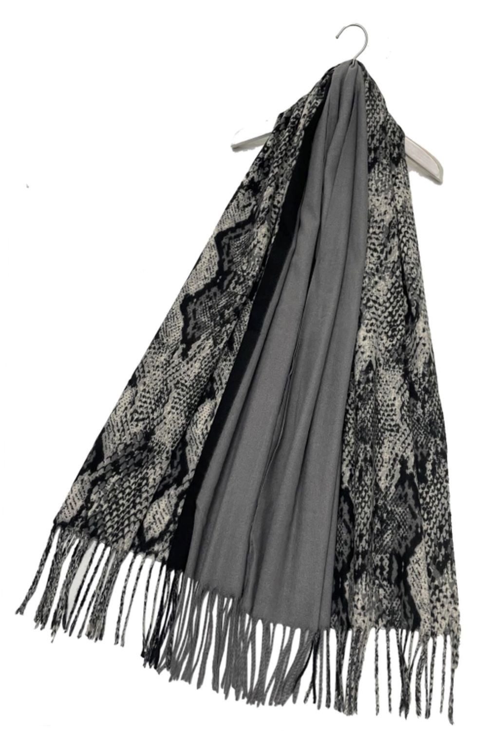 Fashion Scarf World Modeschal Hochwertiger Schal mit modernem Schlangenleder-Streifenmuster, Tragekomfort durch weiche Wollmischung