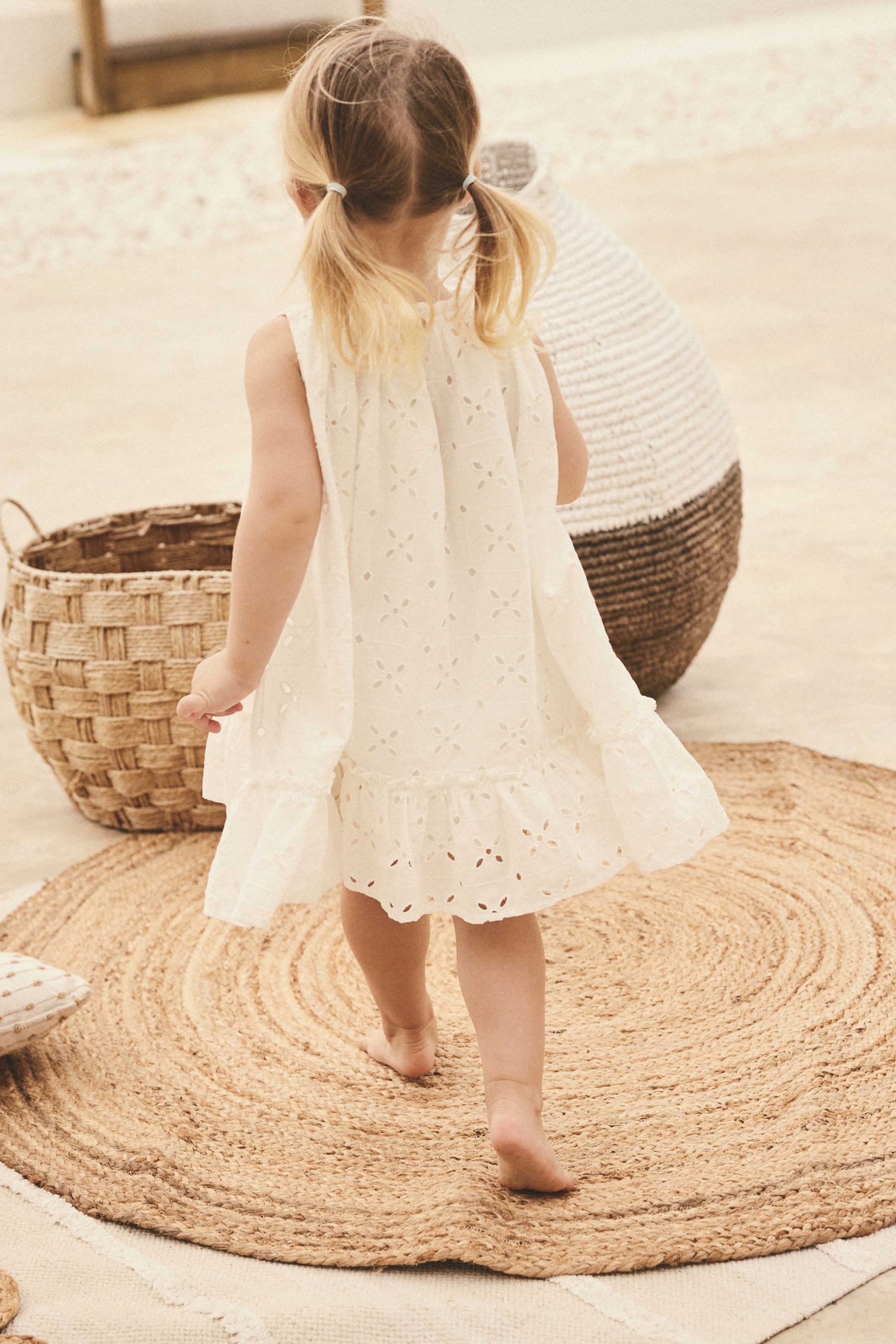 Next Spitzenkleid Ärmelloses Kleid mit Lochstickerei günstig online kaufen