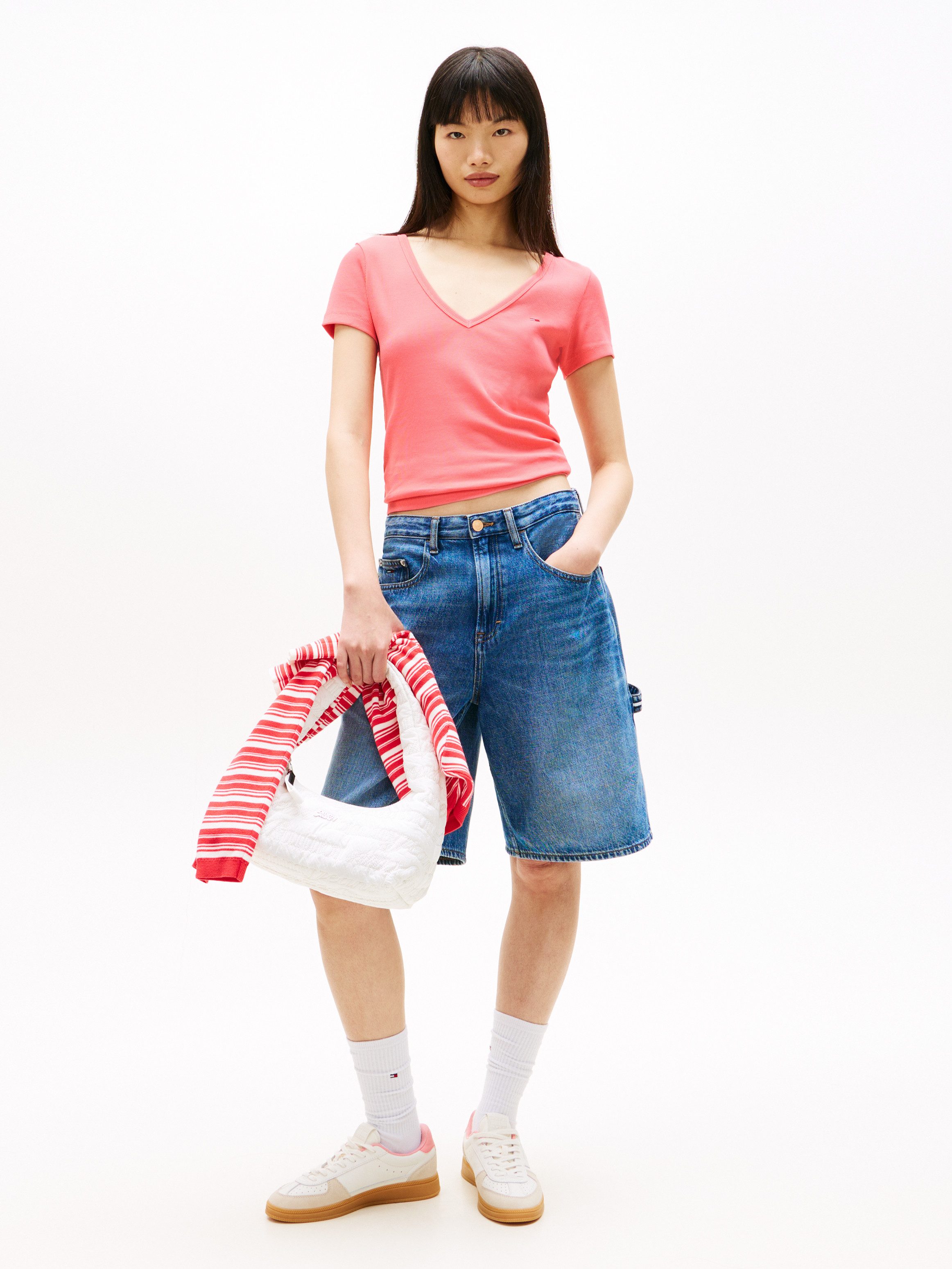 Tommy Jeans Kurzarmshirt TJW SLIM ESSENTIAL RIB V SHORT SLEEVE mit gerippter Struktur, V-Ausschnitt, Slim Fit