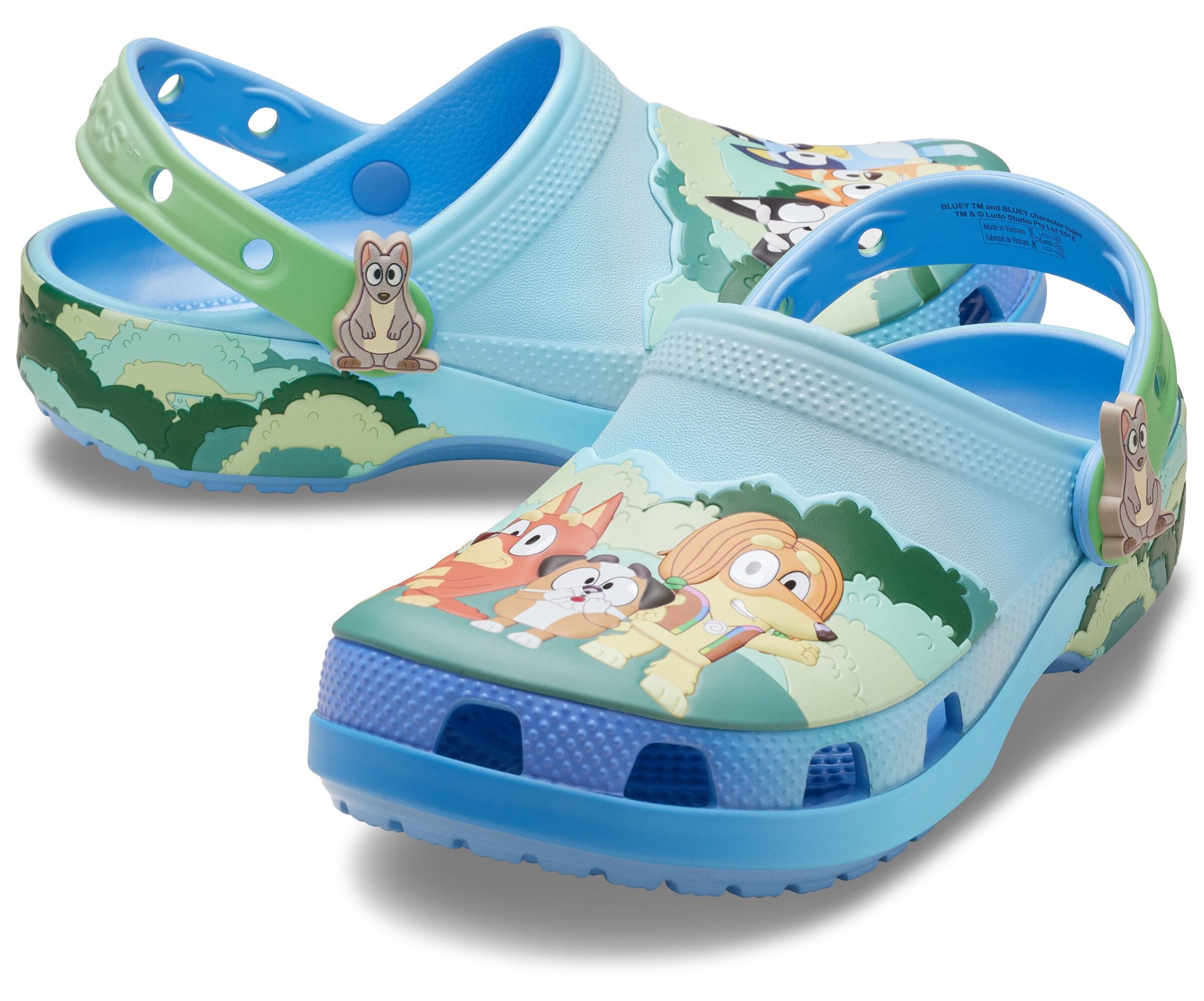 Crocs Bluey Multi Classic Clog Sommerschuh, Hausschuh, Strandschuh mit süßen Tiermotiven