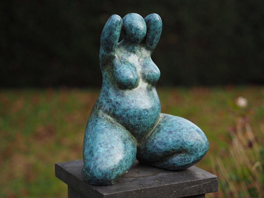 IDYL Dekofigur IDYL Bronze-Skulptur Dicke Dame "Belle Donna", Bronze – sehr robust – Langlebig – witterungsbeständig gegen Frost, Regen und UV-Strahlung. Die Modelle werden in Wachsausschmelzverfahren in Bronze gegossen und von Hand patiniert.