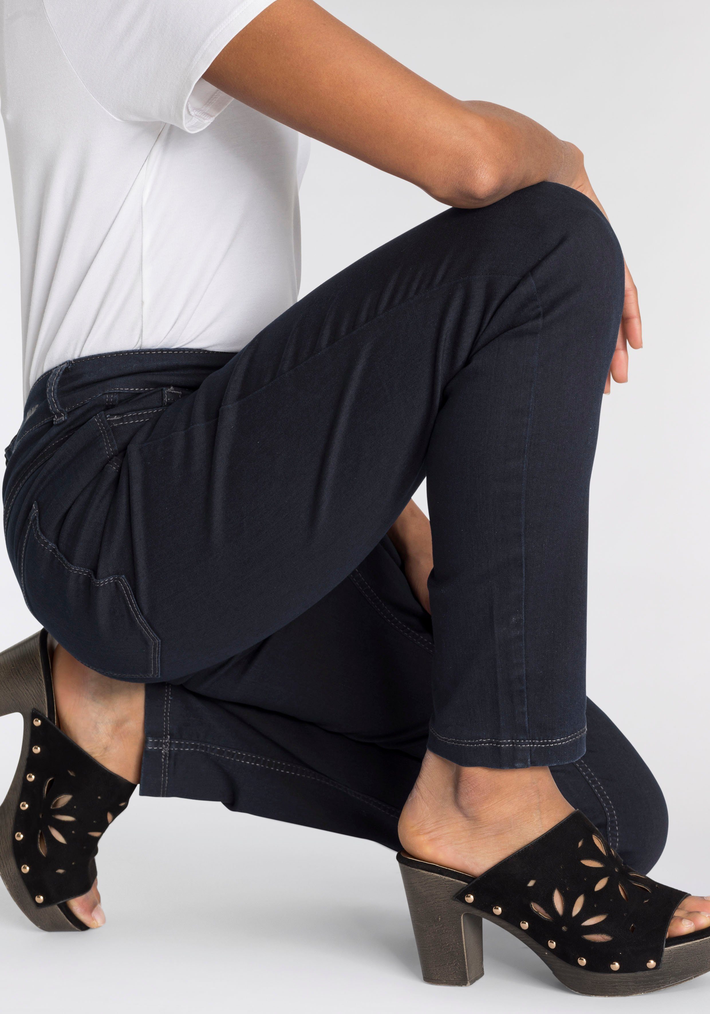 den Power-Stretch bequem dark rinsed Qualität Hiperstretch-Skinny sitzt Tag blue Skinny-fit-Jeans ganzen MAC
