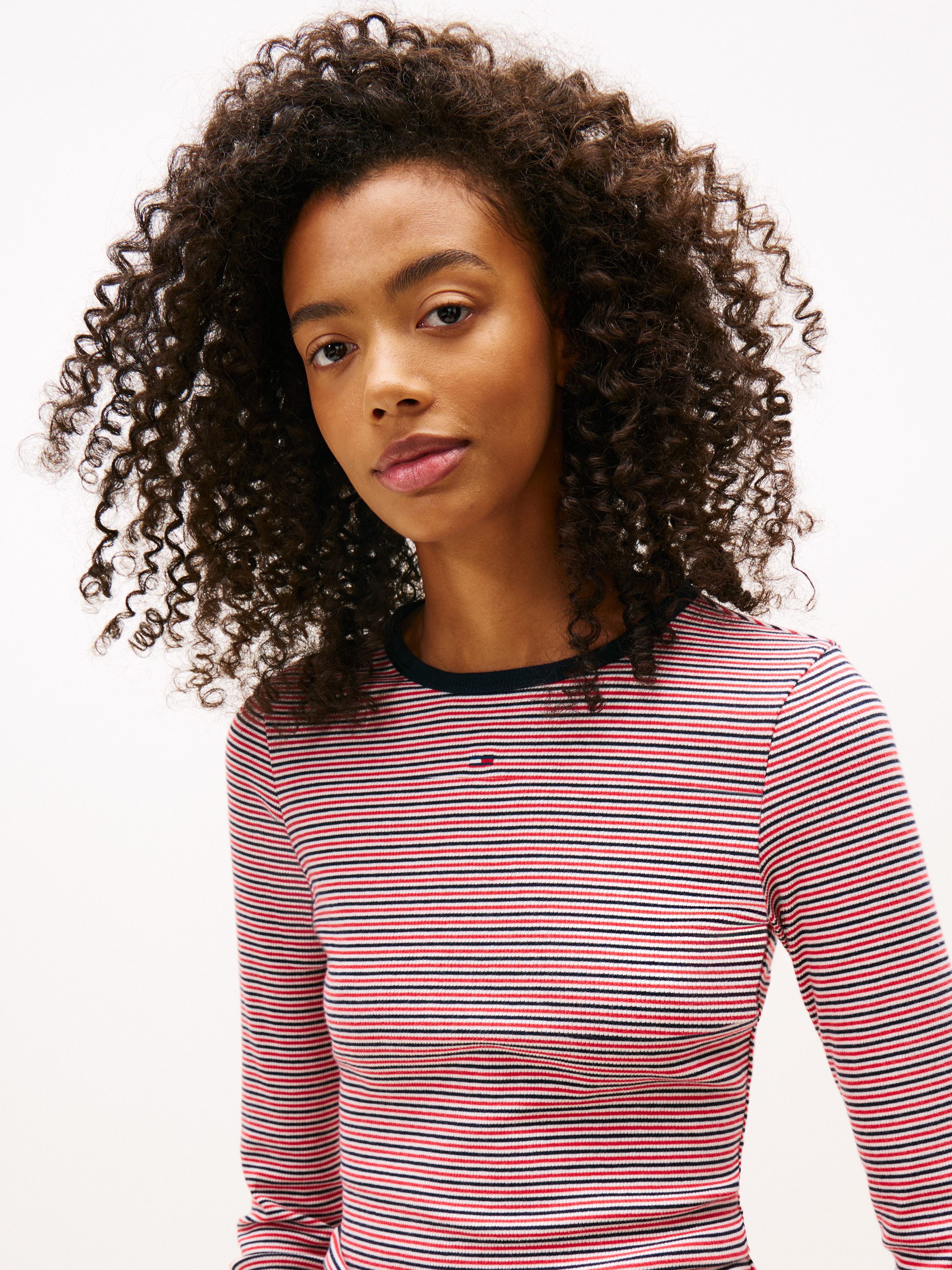 Tommy Jeans Langarmshirt TJW SLIM ESSENTIAL RIB LS mit Logostickerei